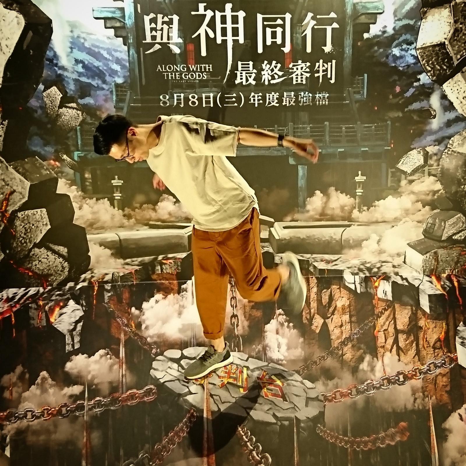 全台部分戲院同步推出「3D火湯地獄」創意地貼,邀請粉絲多多拍照打卡。(采昌國際多媒體提供)