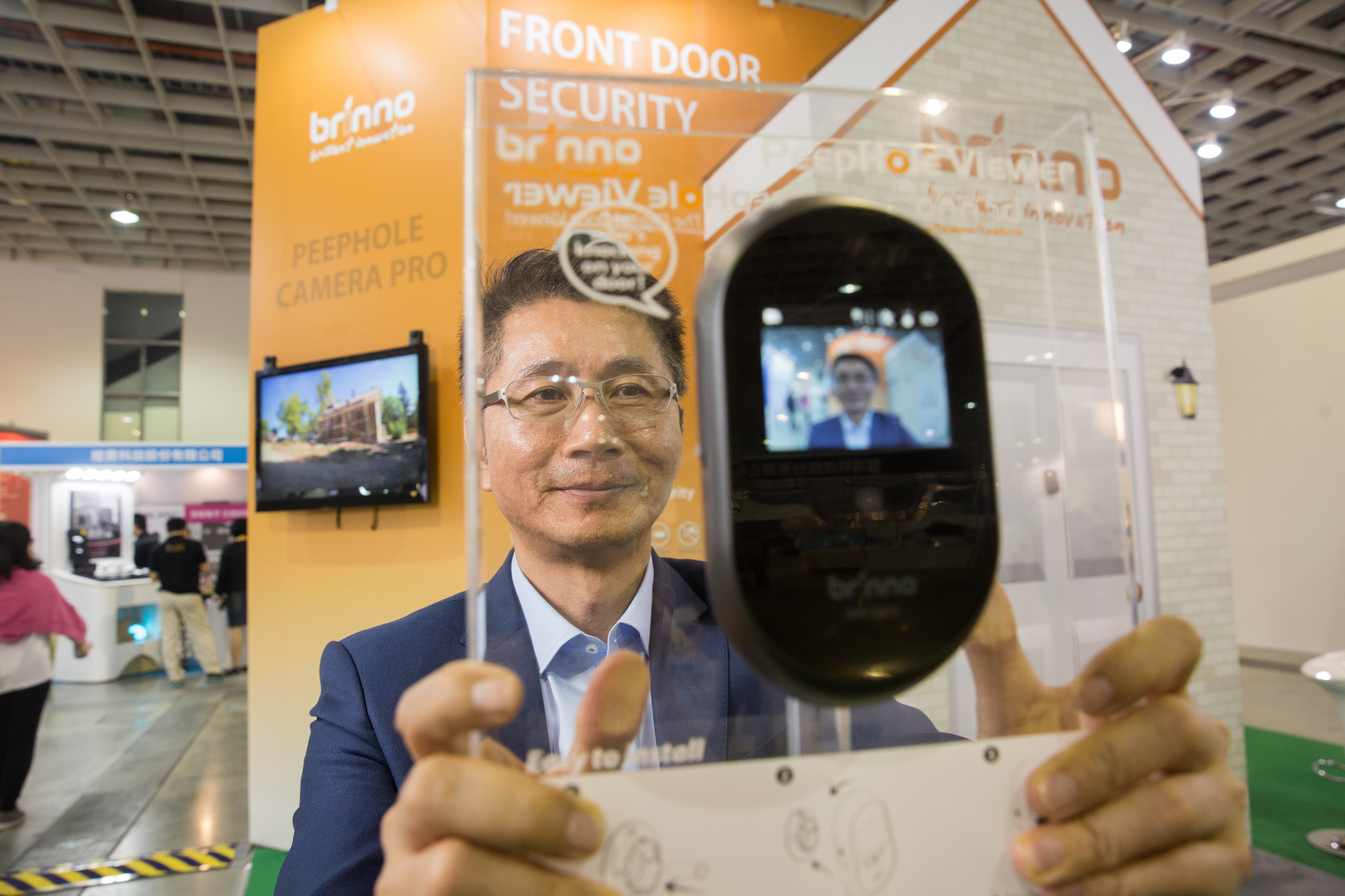 Brinno電子貓眼相機因採無線設計，民眾可DIY裝設，在新加坡市場反應尤佳。（入門款4,990元、進階版7,990元）