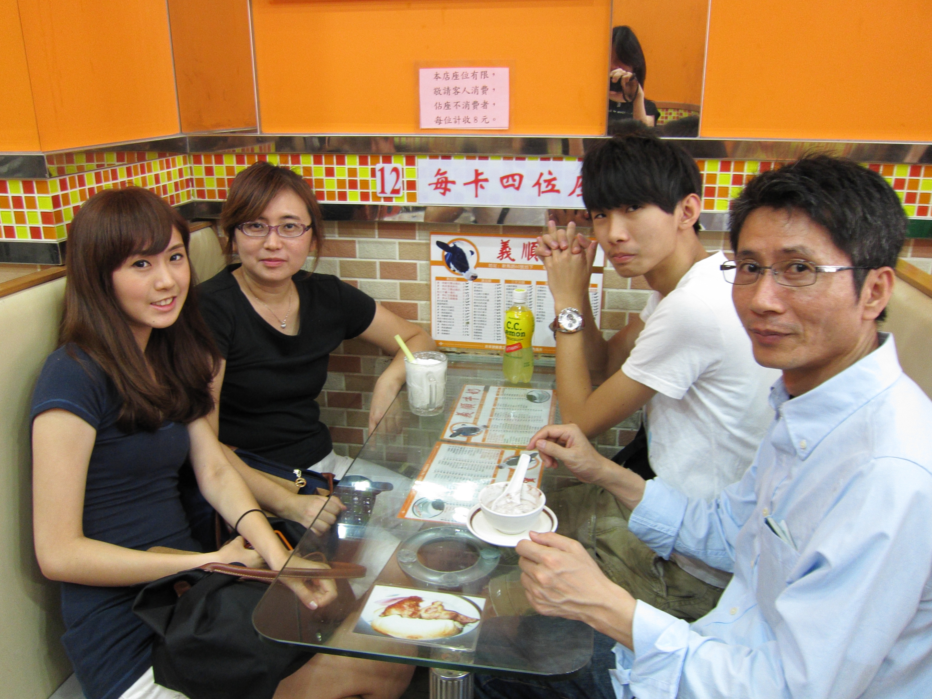 陳世哲幾乎把所有心思都放在事業上，照顧兒女的責任都落在妻子周顯嫻（左二）身上，一家人難得一同出遊。（陳世哲提供）