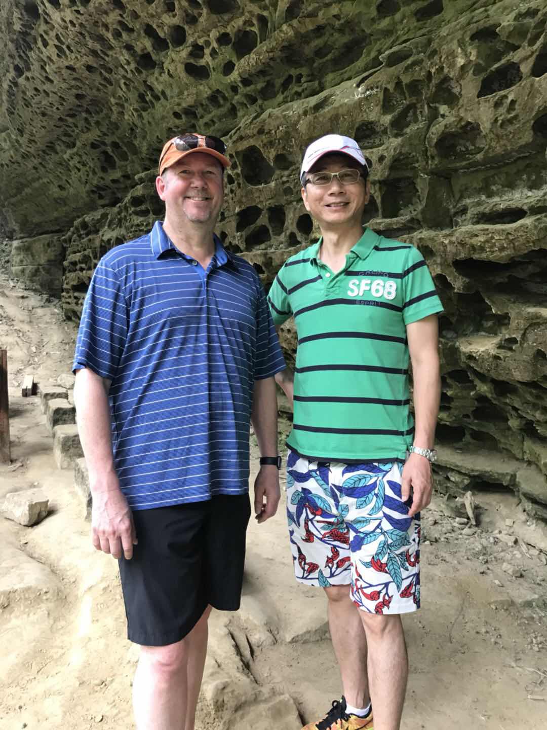 陳世哲把客戶當朋友,認真負責的服務態度,打動不少國外大廠,左為Vernier執行長John Wheeler,兩人已從單純客戶關係變成好朋友。(陳世哲提供)