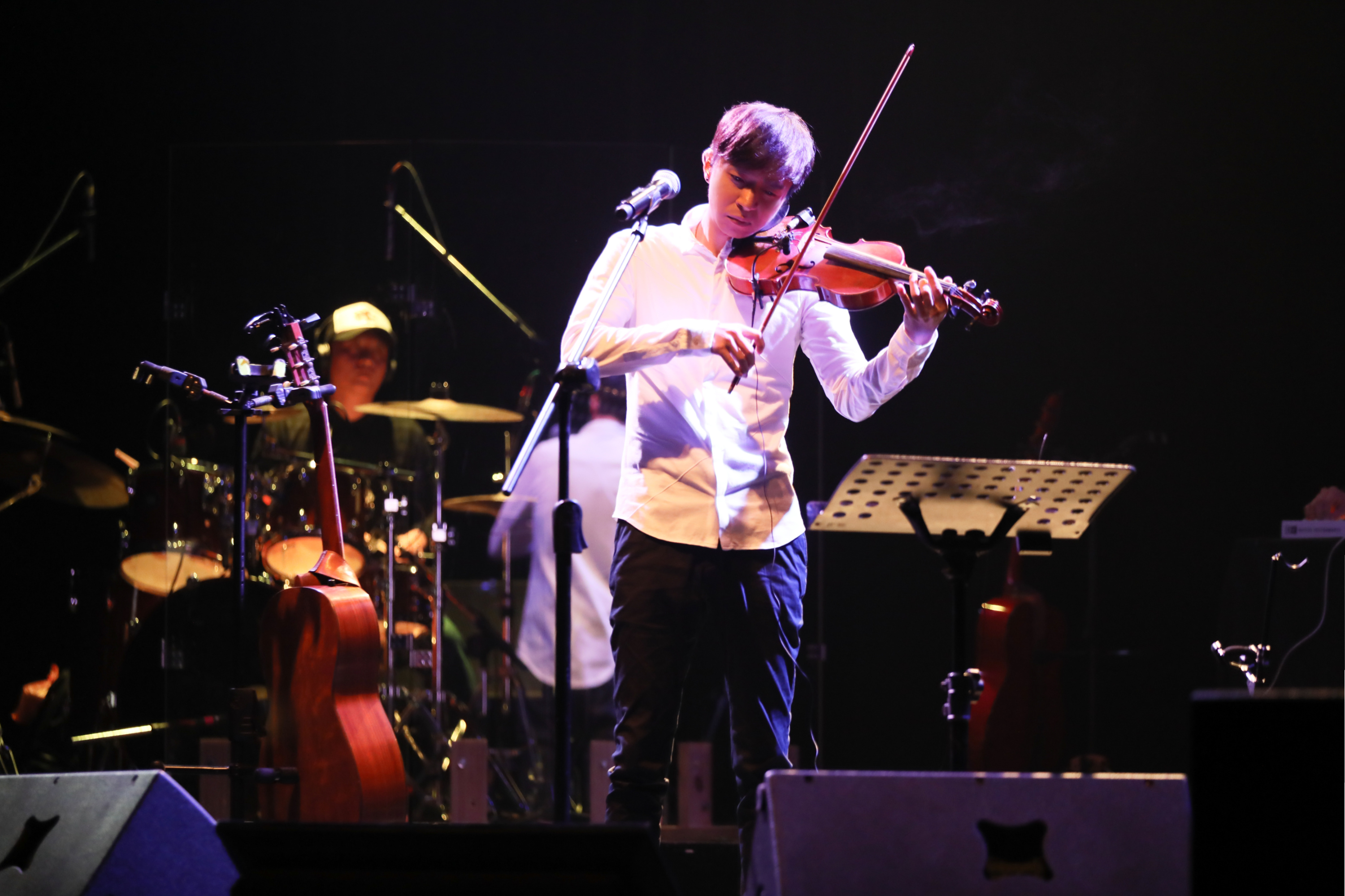 李劍青12歲就從家鄉桂林離開，前往南寧學習小提琴，「異鄉人」的身分已經深入他的音樂。（相信音樂提供）