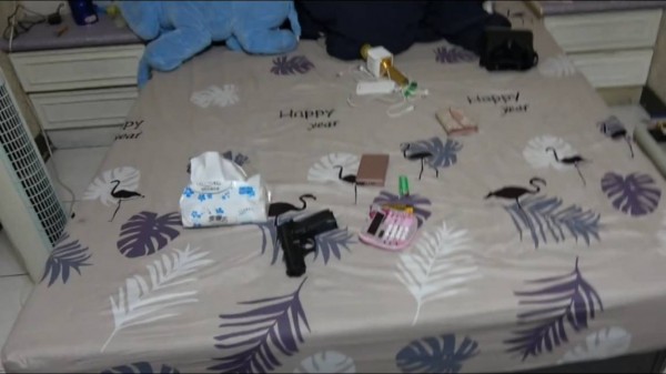 檢警在童嫌房內起出槍枝、毒品等。（警方提供）