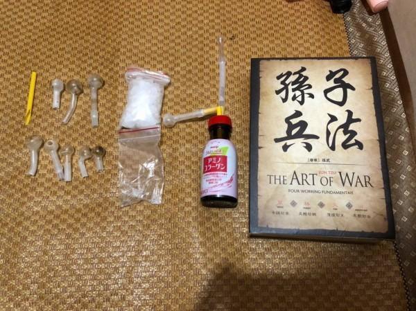 警在童嫌房內起出安非他命毒品、毒品吸食器等，還有一本孫子兵法。（警方提供）
