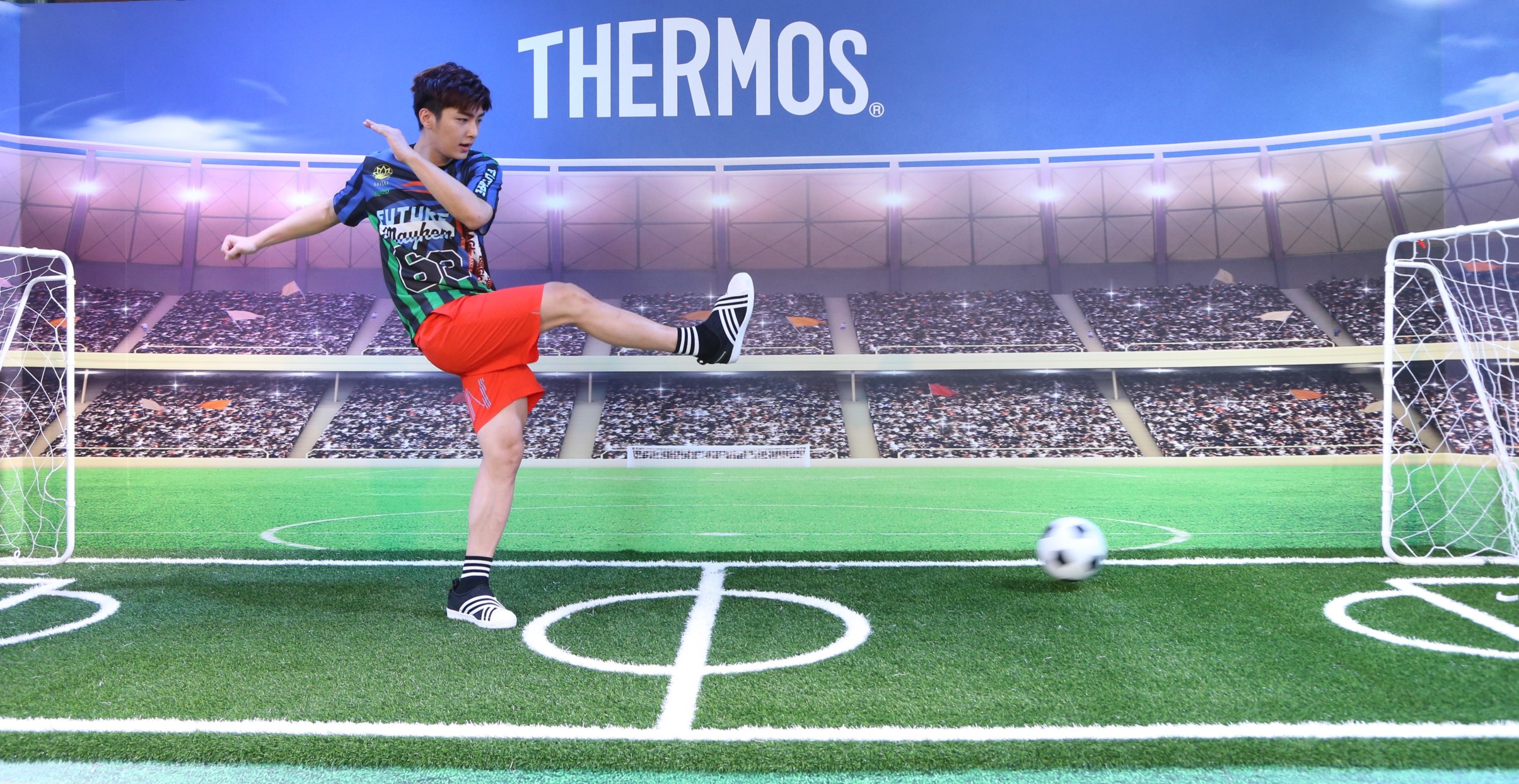 炎亞綸替廠商活動站台，化身足球小將大展球技，不過他最想踢的應該不是足球吧。（皇冠金屬提供）