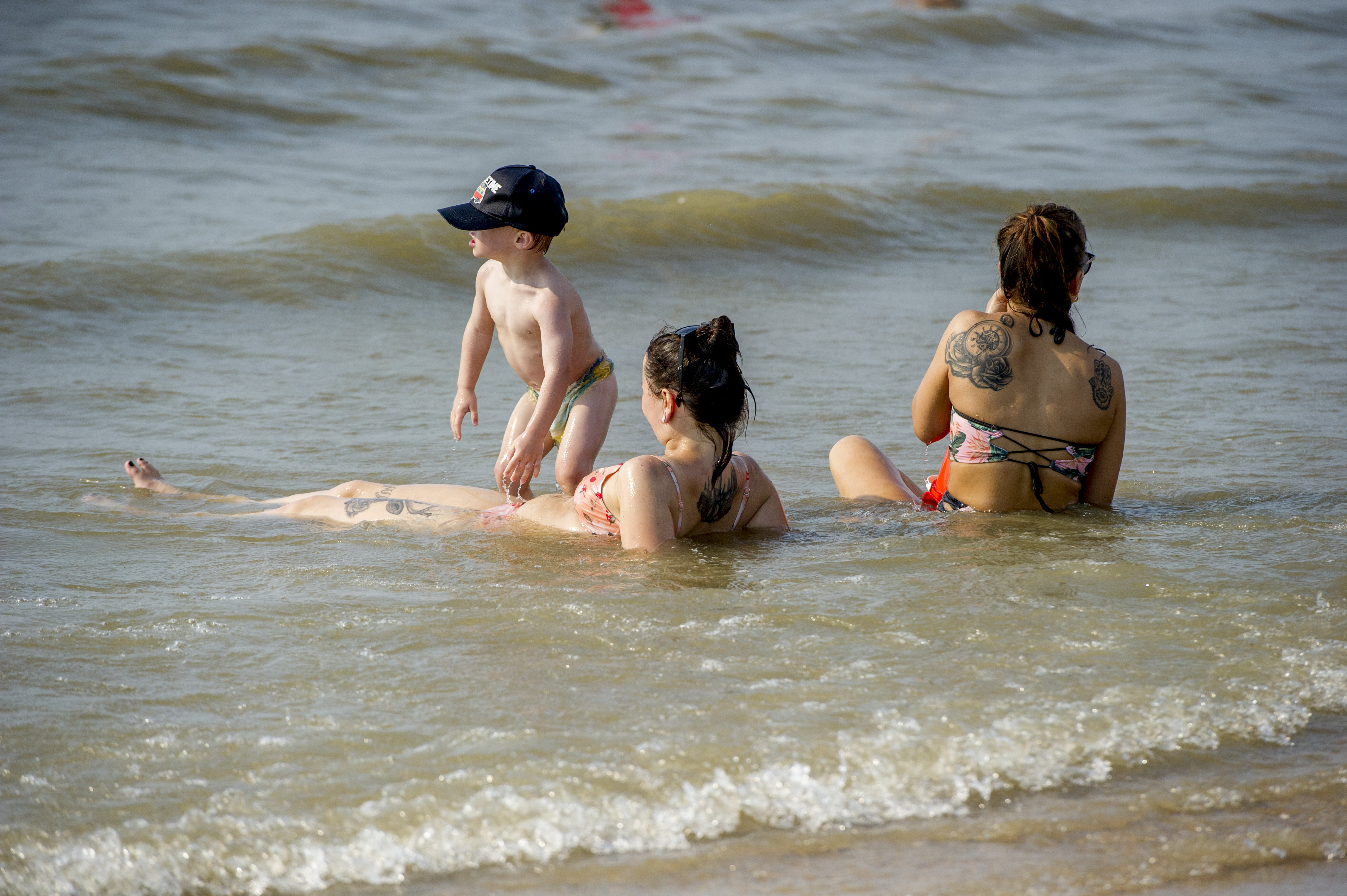 2018年7月27日，荷蘭連日高溫溽暑，民眾在海邊戲水。（東方IC）