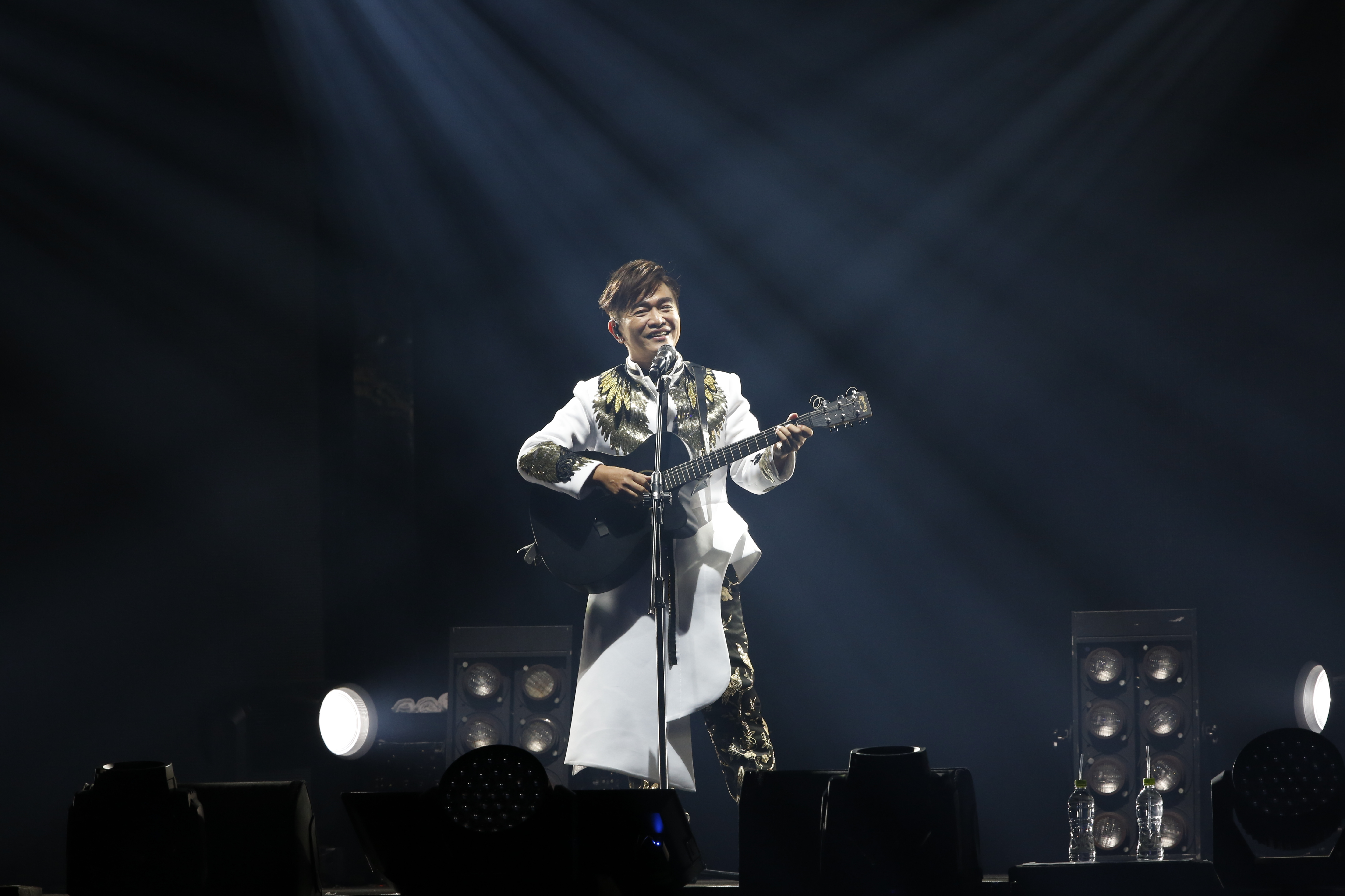 吳宗憲一上台自彈自唱，展現自己在音樂上的才華。