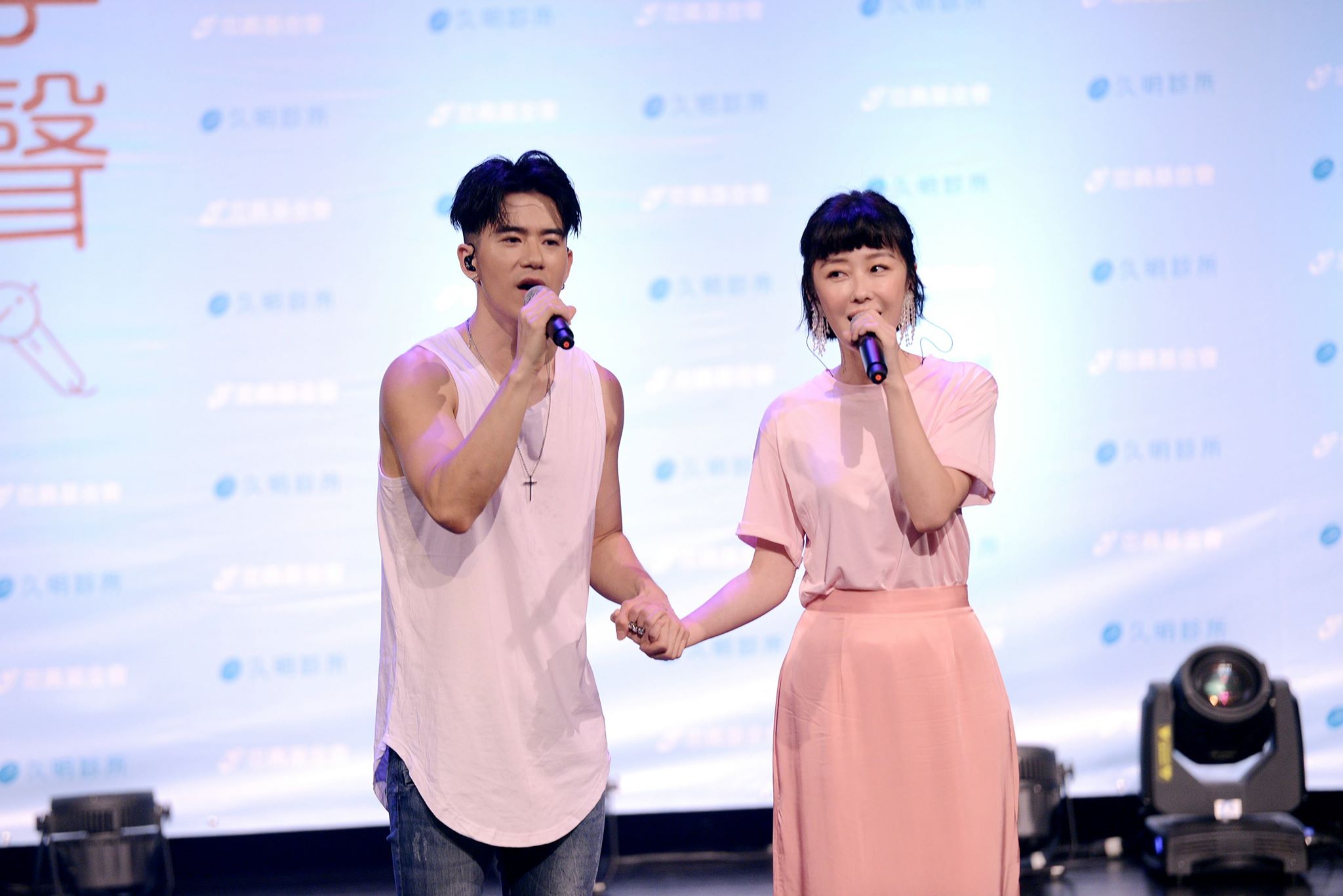 JR與偶像劇女神李維維合唱公益單曲〈你的擁抱〉。（天晴音樂提供）