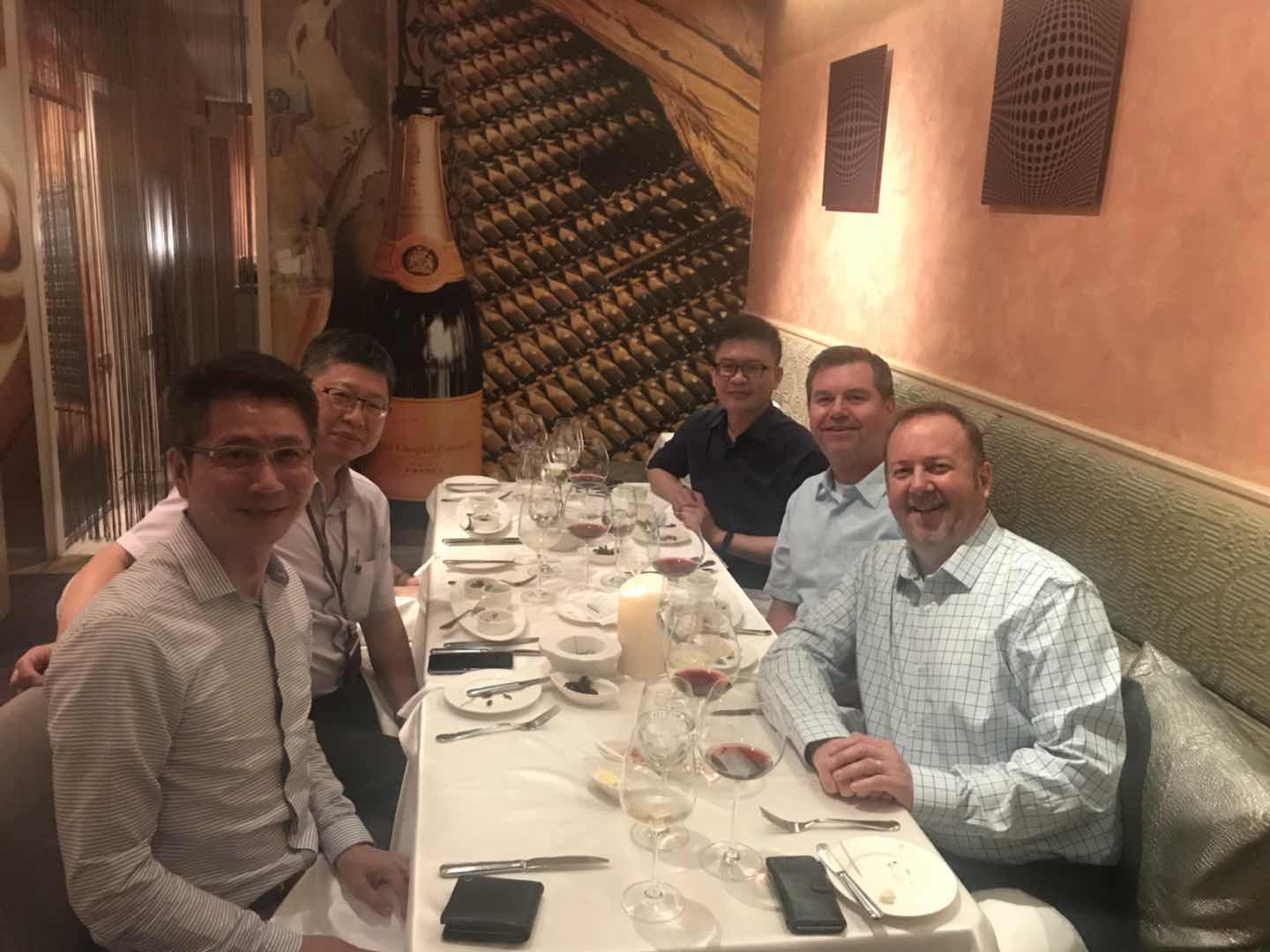 陳世哲（左前1）細膩體貼，挑選餐廳會依客戶喜好，務求賓主盡歡。（邑錡提供）