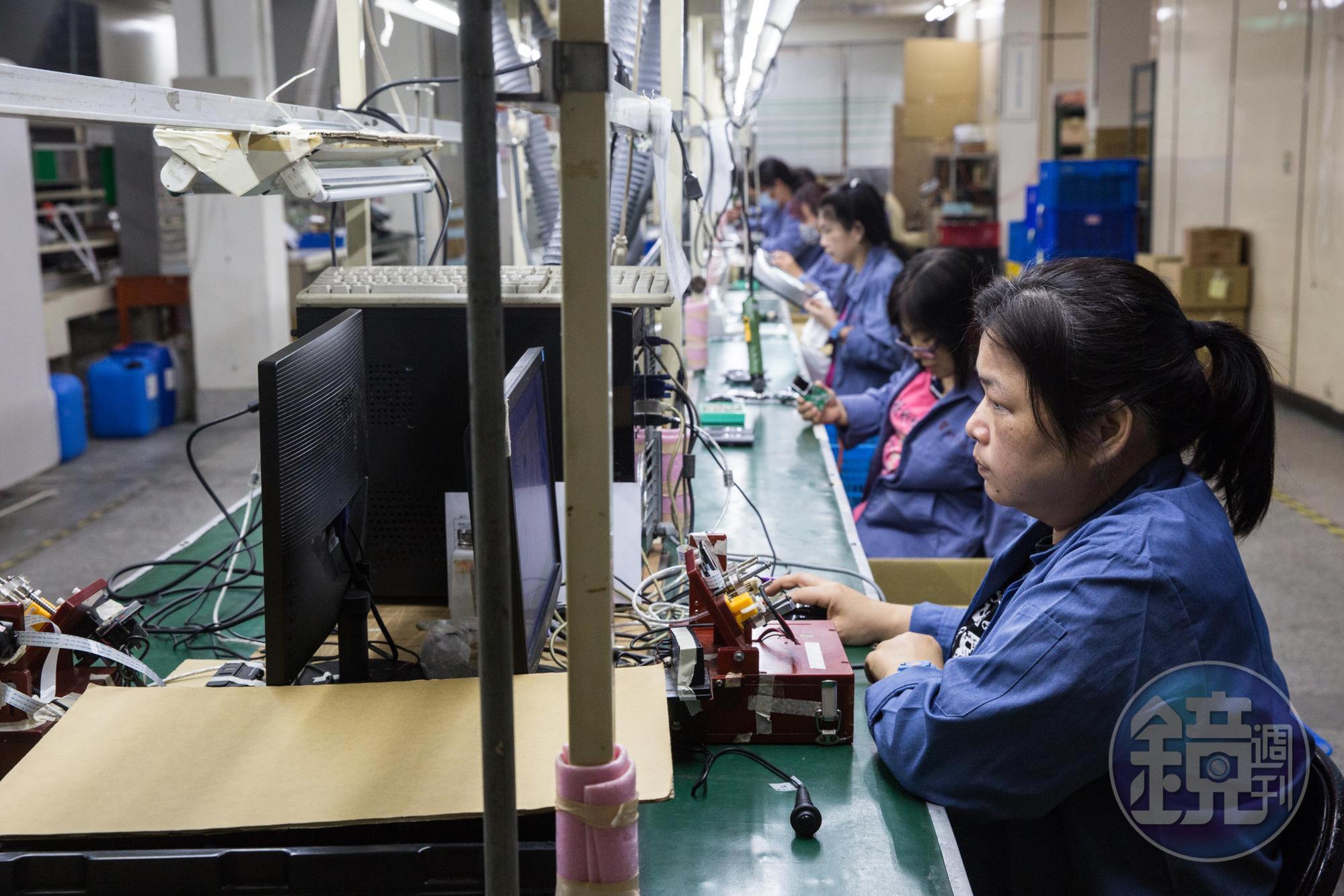 代工廠幾乎9成訂單來自邑錡,圖為作業員逐一組裝測試產品。
