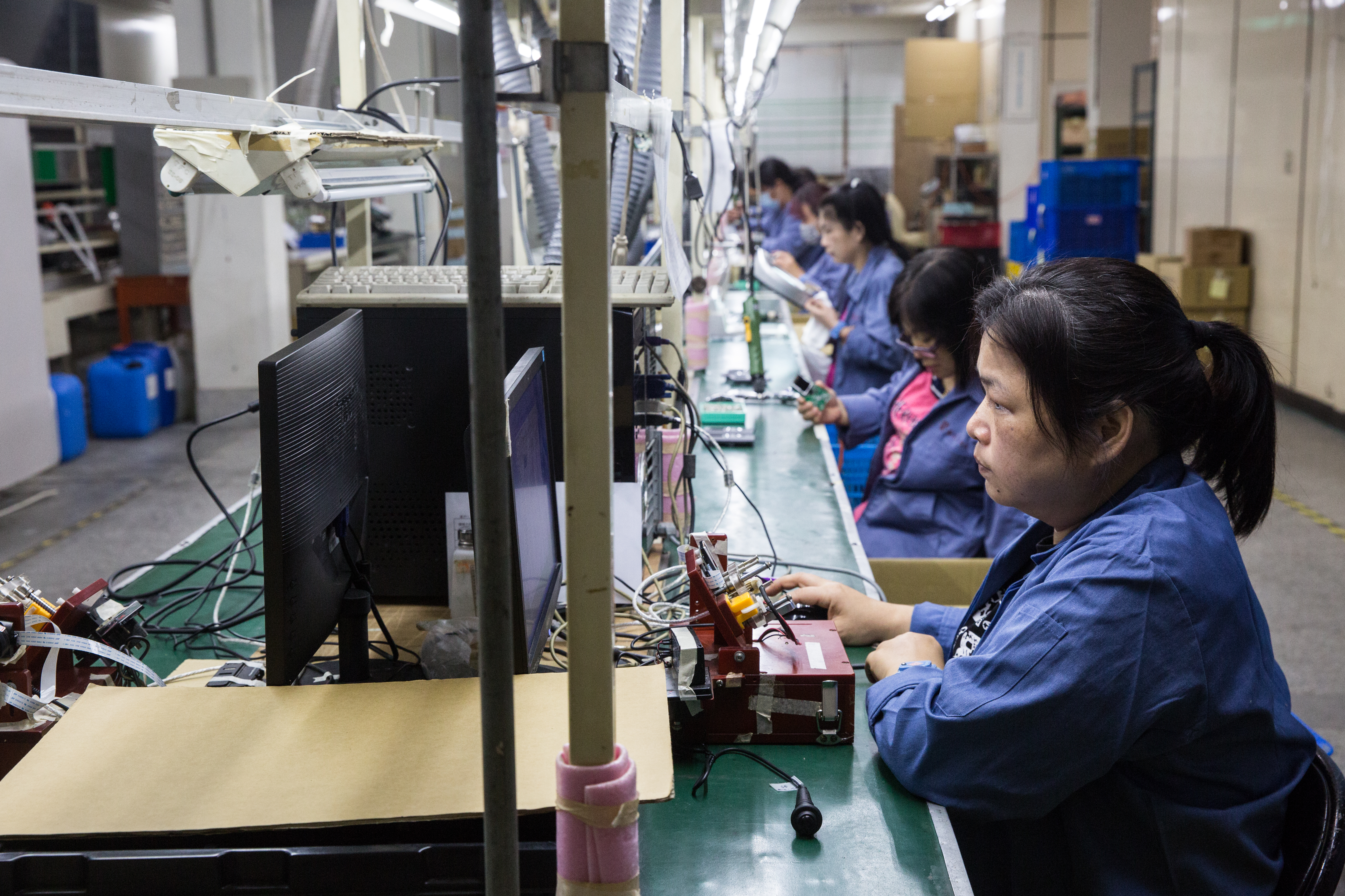 代工廠幾乎9成訂單來自邑錡，圖為作業員逐一組裝測試產品。