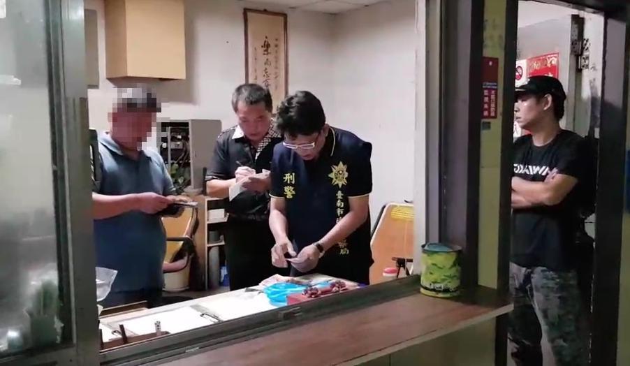 海釣場遭搶後警方立即追查，不到一小時即逮捕雨衣搶匪。（警方提供）