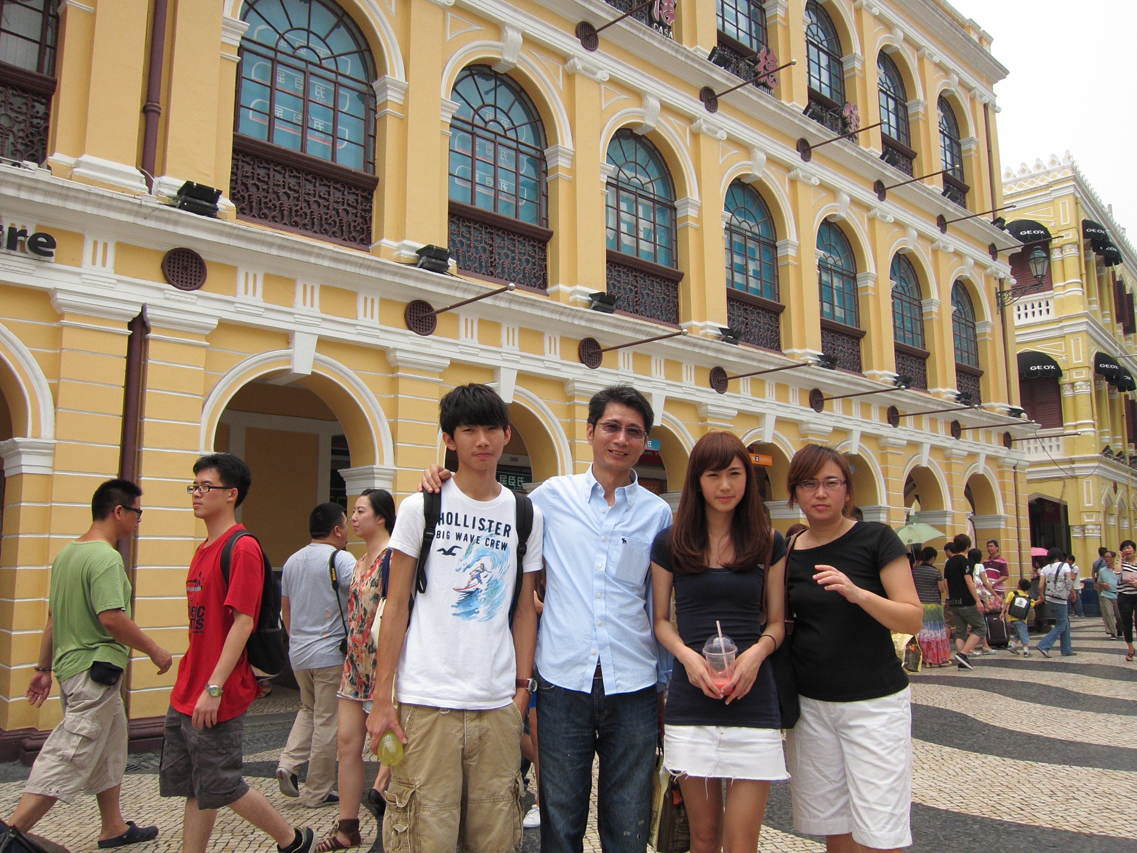 陳世哲（左2）的女兒外型亮麗，目前在華航擔任空姐，右為妻子周顯嫻。（陳世哲提供）