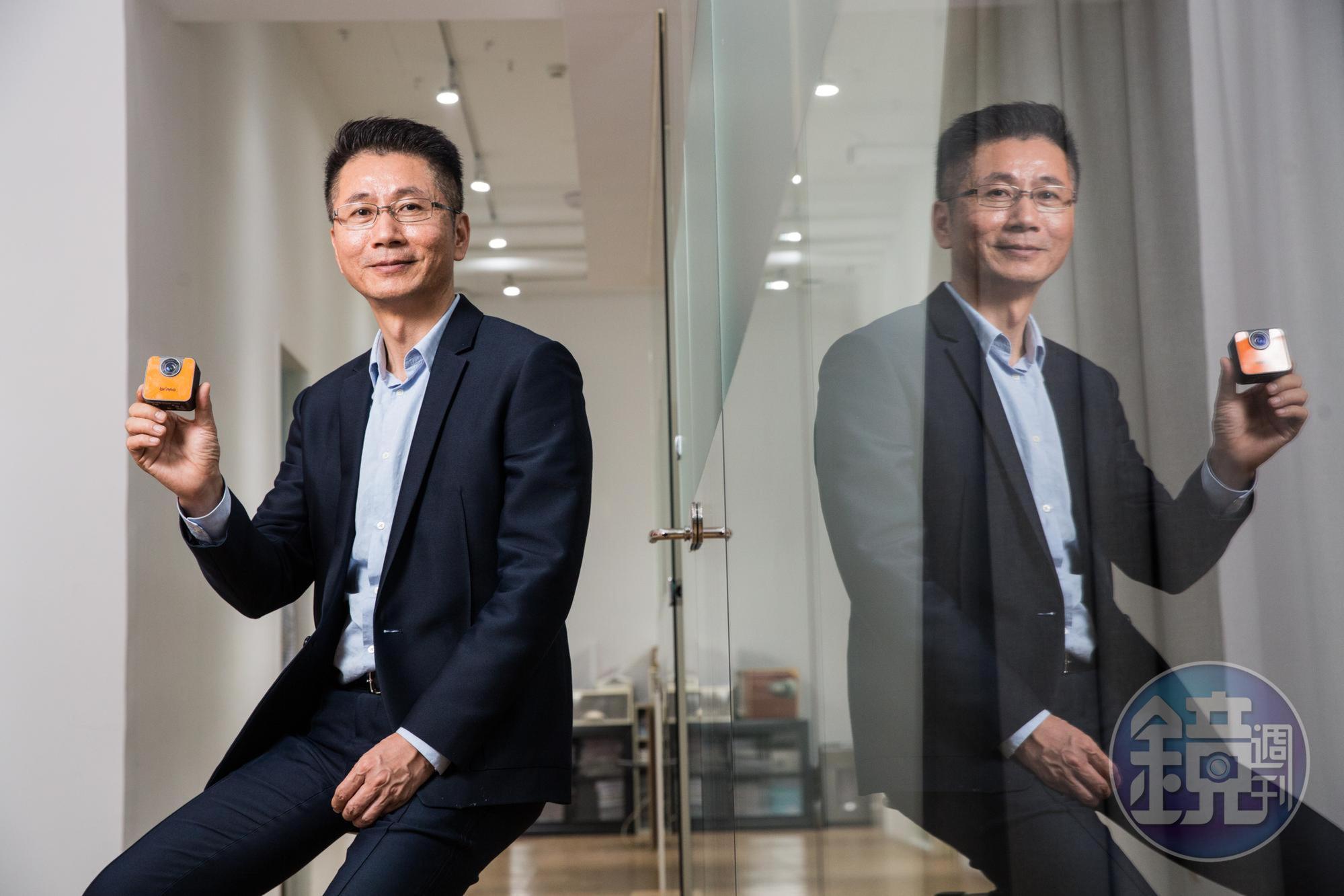 二度創業的陳世哲，靠承接微軟、Vernier、FLIR Systems與PENTAX等國際大廠設計案收益支撐品牌夢，旗下Brinno品牌產品包括縮時相機與電子貓眼相機，公司年營收5.12億元。