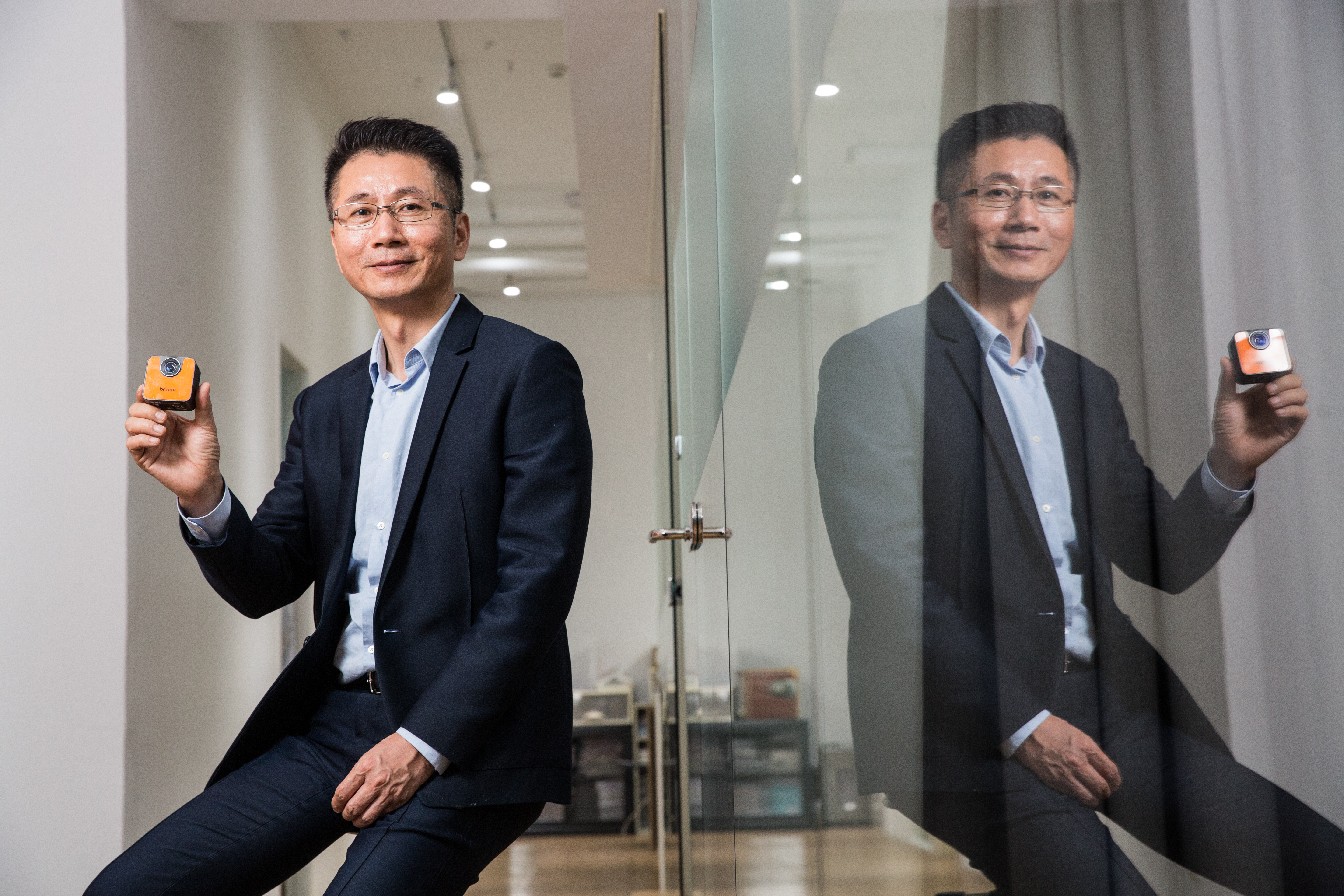 二度創業的陳世哲，靠承接微軟、Vernier、FLIR Systems與PENTAX等國際大廠設計案收益支撐品牌夢，旗下Brinno品牌產品包括縮時相機與電子貓眼相機，公司年營收5.12億元。