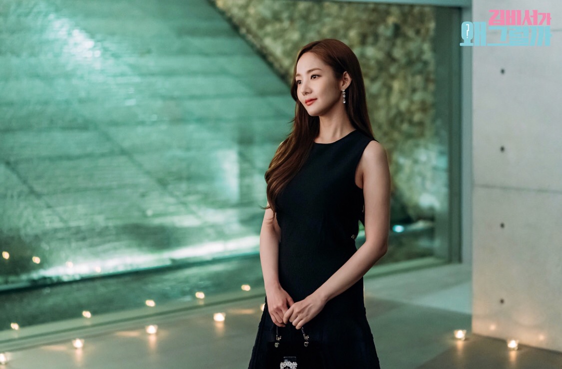 金祕書拎著Roger Vivier Cabas水鑽方釦包款時「被求婚」，讓此包款充滿幸福感。（圖片翻攝自tvNdrama.official IG）