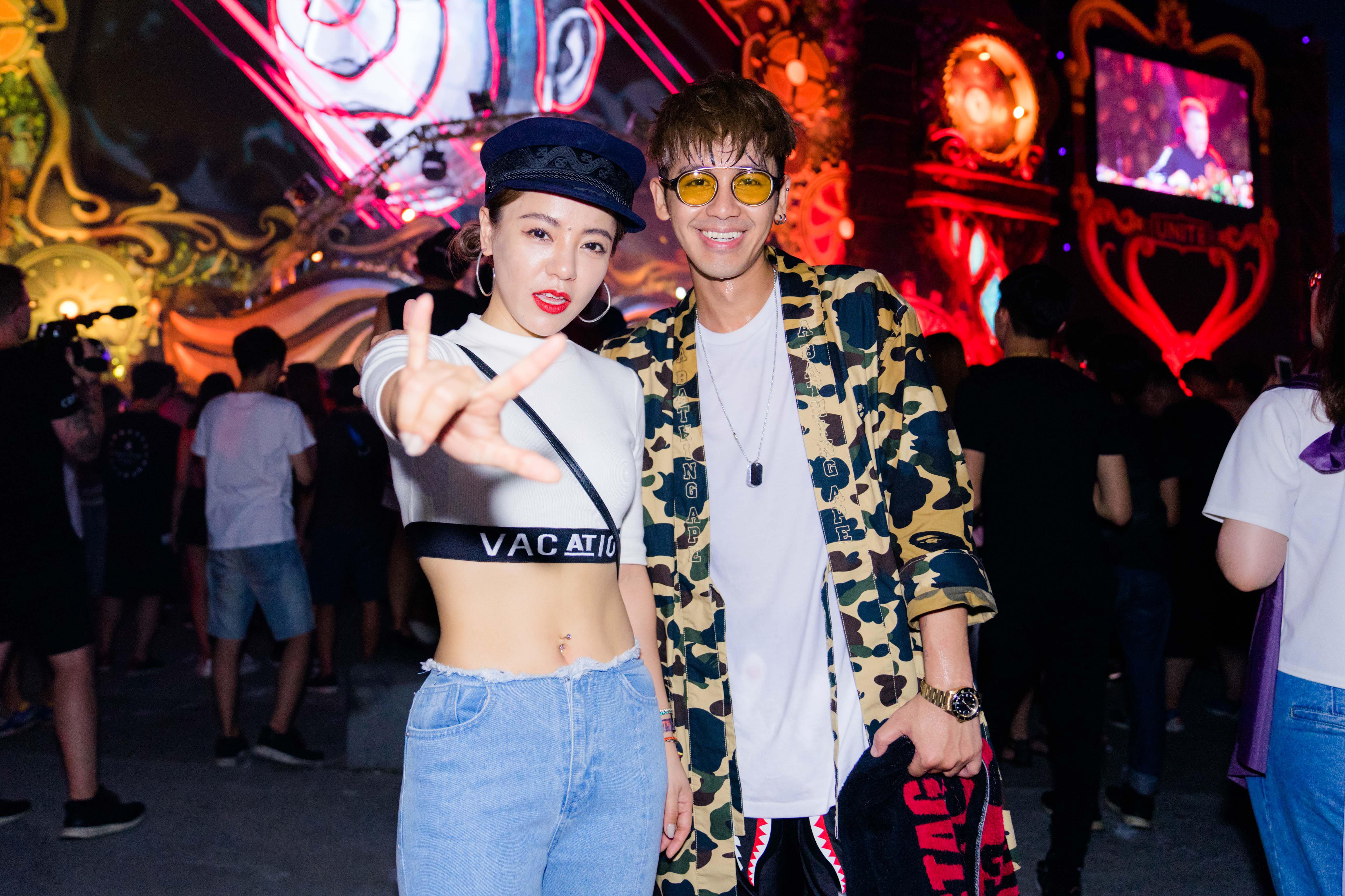 丁噹火辣露出小蠻腰,在台下為鼓鼓加油打氣。(相信音樂提供)