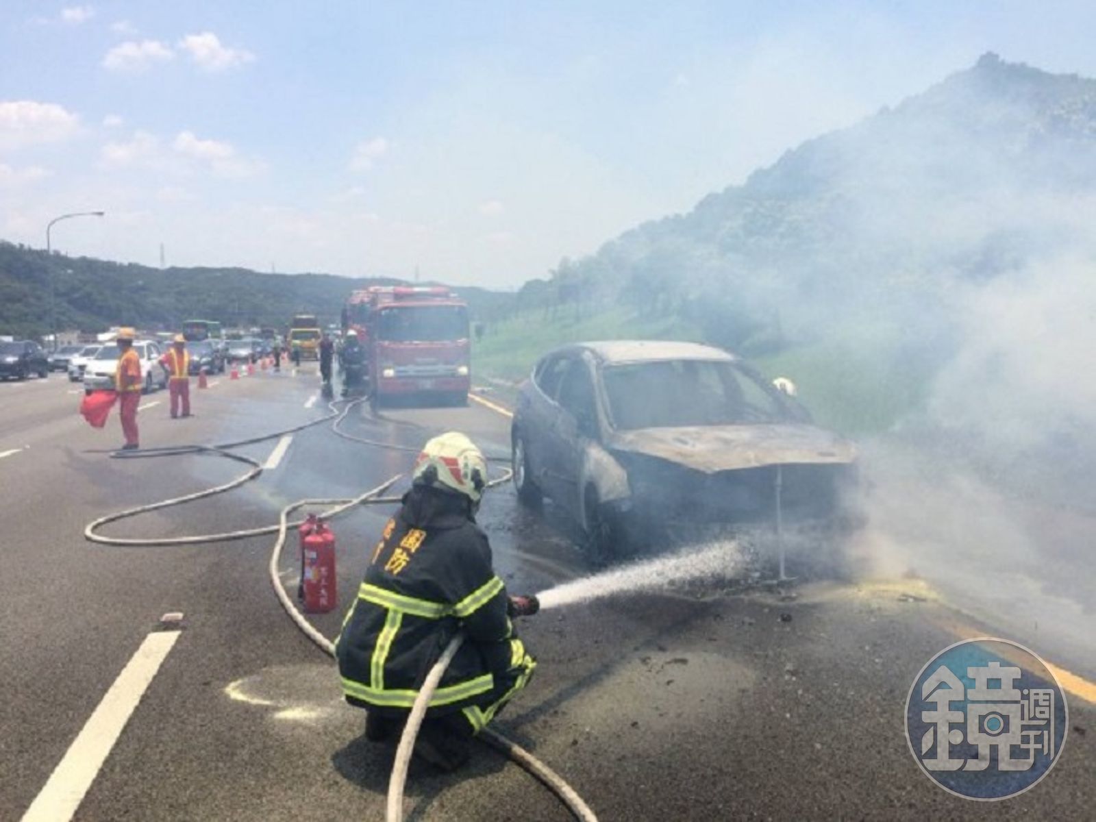 國道一號北上45K桃園路段,於今日中午發生火燒車,所幸駕駛及時逃出。(警方提供)