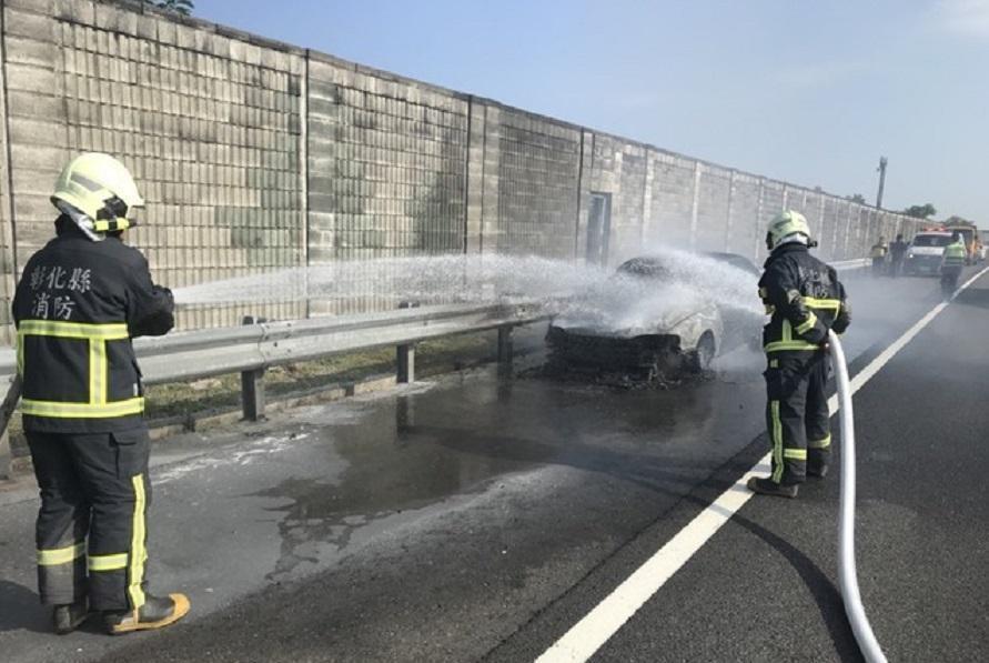 清晨7點多,廖女駕駛的老爺車在國道1號靠北斗交流道起火燃燒,所幸車上4人及時逃出。(警方提供)