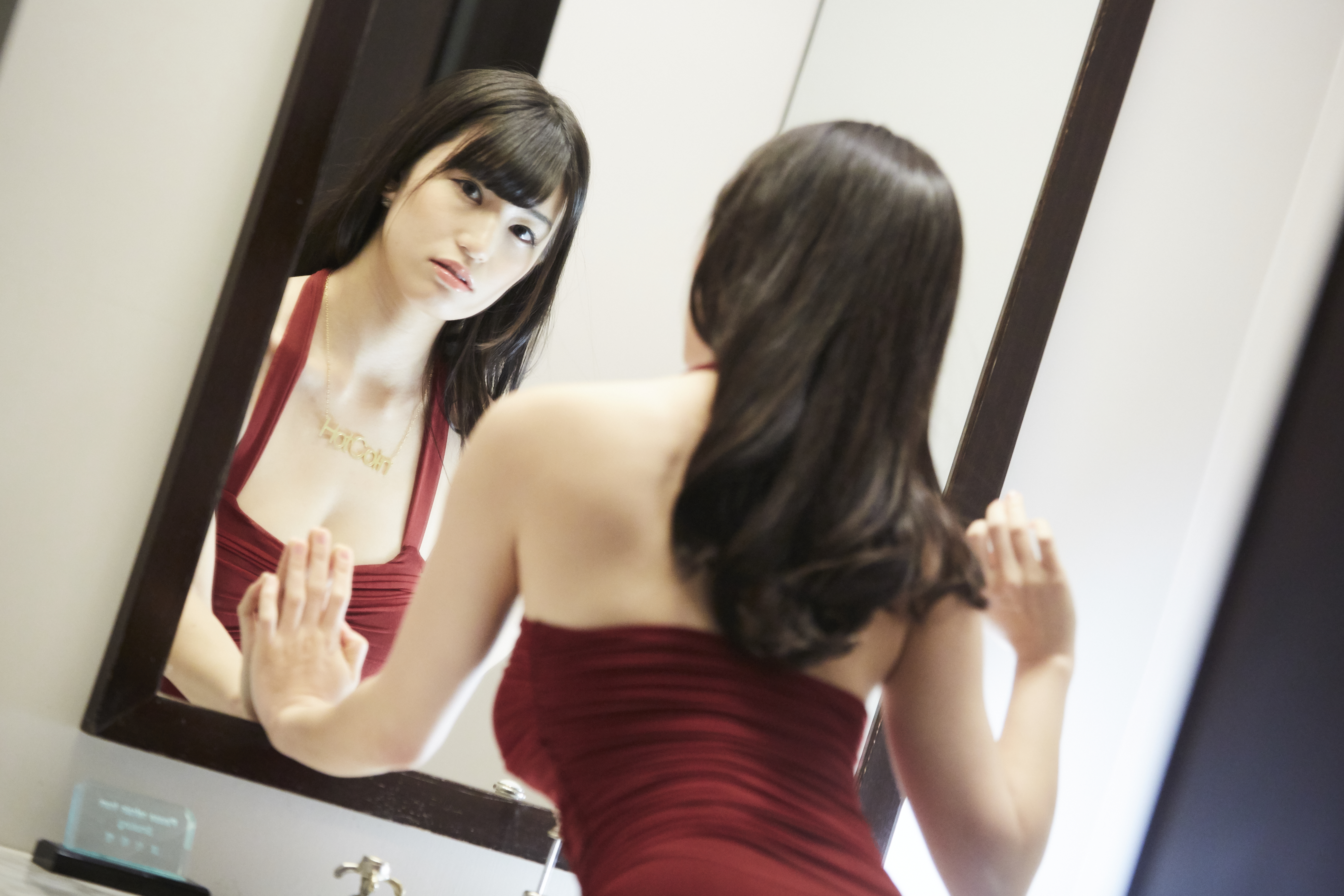 高橋聖子平常也看其他女優的作品，稱讚三上悠亞拍片時「一生懸命」的拚勁讓自己很佩服。