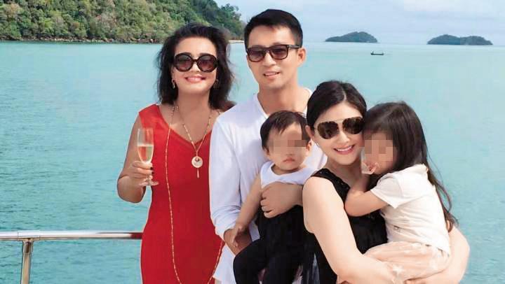 汪小菲的媽媽張蘭(左一)原本風光主理餐廳「俏江南」,沒想到江河日下,張蘭如今也神隱,很少再曝光。