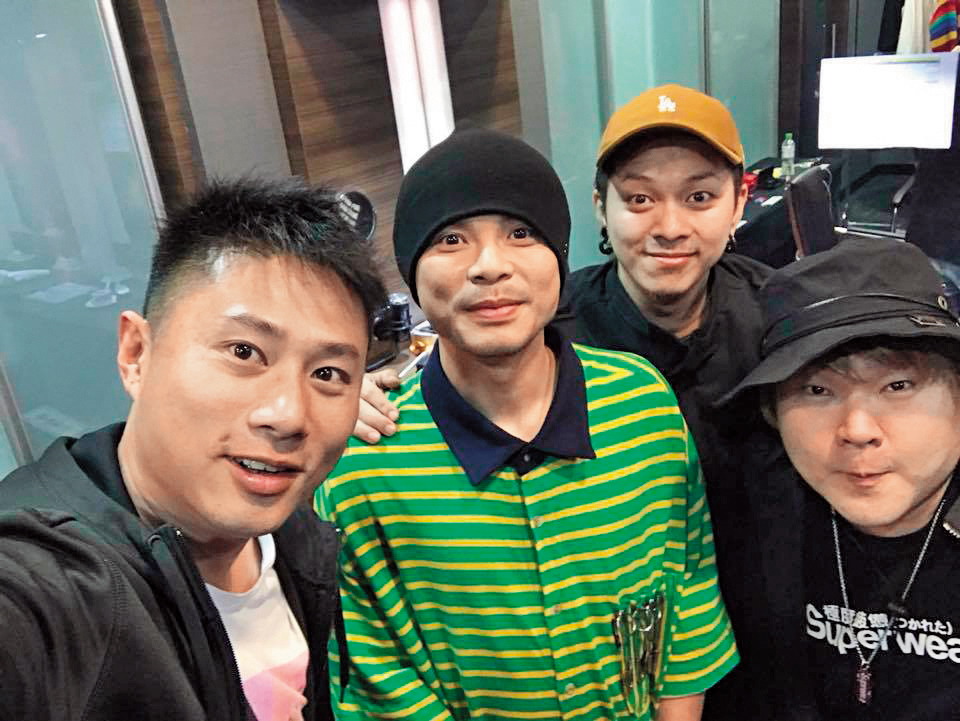 彭康育（左一）3月赴馬來西亞支持黃明志在家鄉開唱，量能娛樂CEO Tony（右二）、堅持夢想CEO林郁傑（右一）一同前往支持。（翻攝自彭小刀臉書）