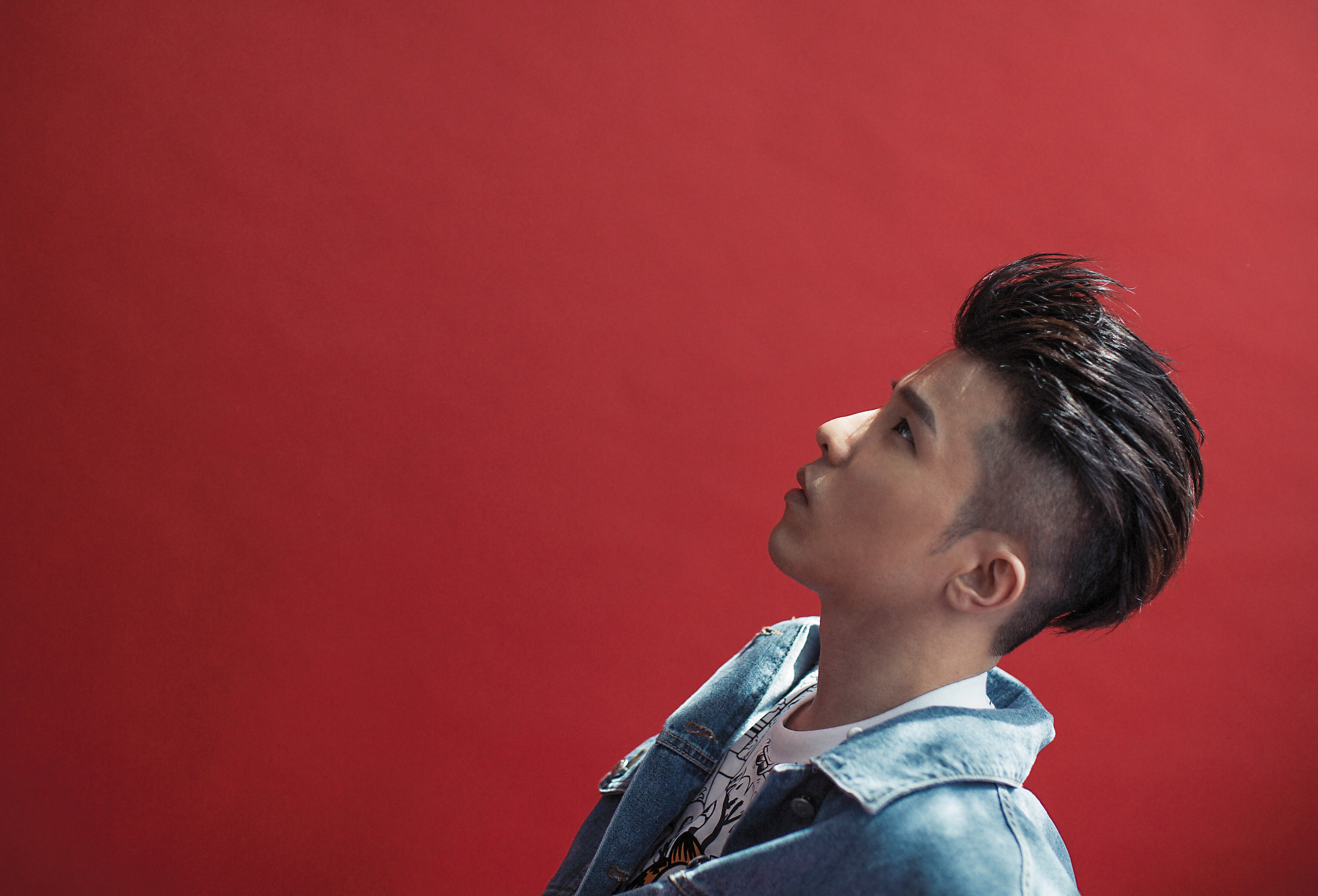 靠自學的方式學會彈奏樂器，又組團到處表演，小宇似乎註定就是要踏入流行音樂界。但他卻在出道發片後做了5年的逃兵，專注在幕後。一回到幕前，又入圍金曲獎。 