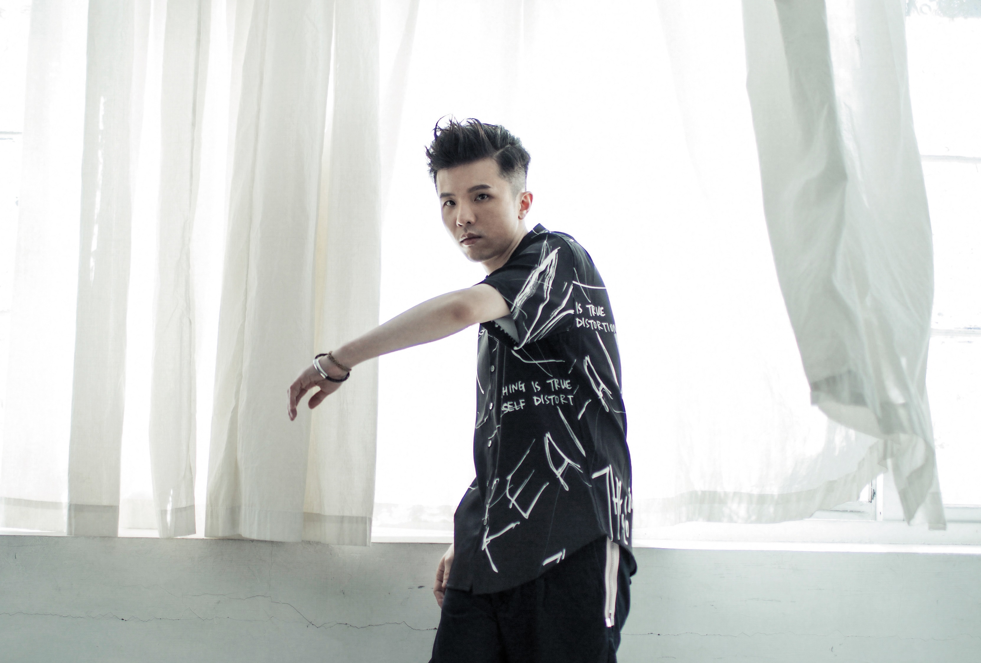 熟悉幕後、也遊走於幕前，問小宇比較喜歡哪一個，有點難以取捨，「這兩個我都很喜歡，但我的個性是沒有辦法一心二用的人。」 