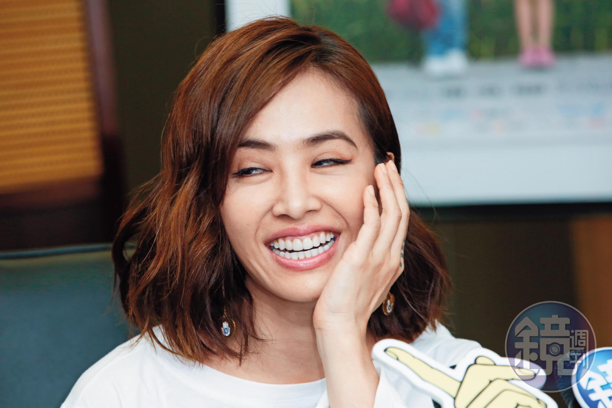 Jolin 名言之二，她說：「我覺得美麗應該是從身體活出來， 而非靠化妝品，漂亮的服飾妝點出來。」