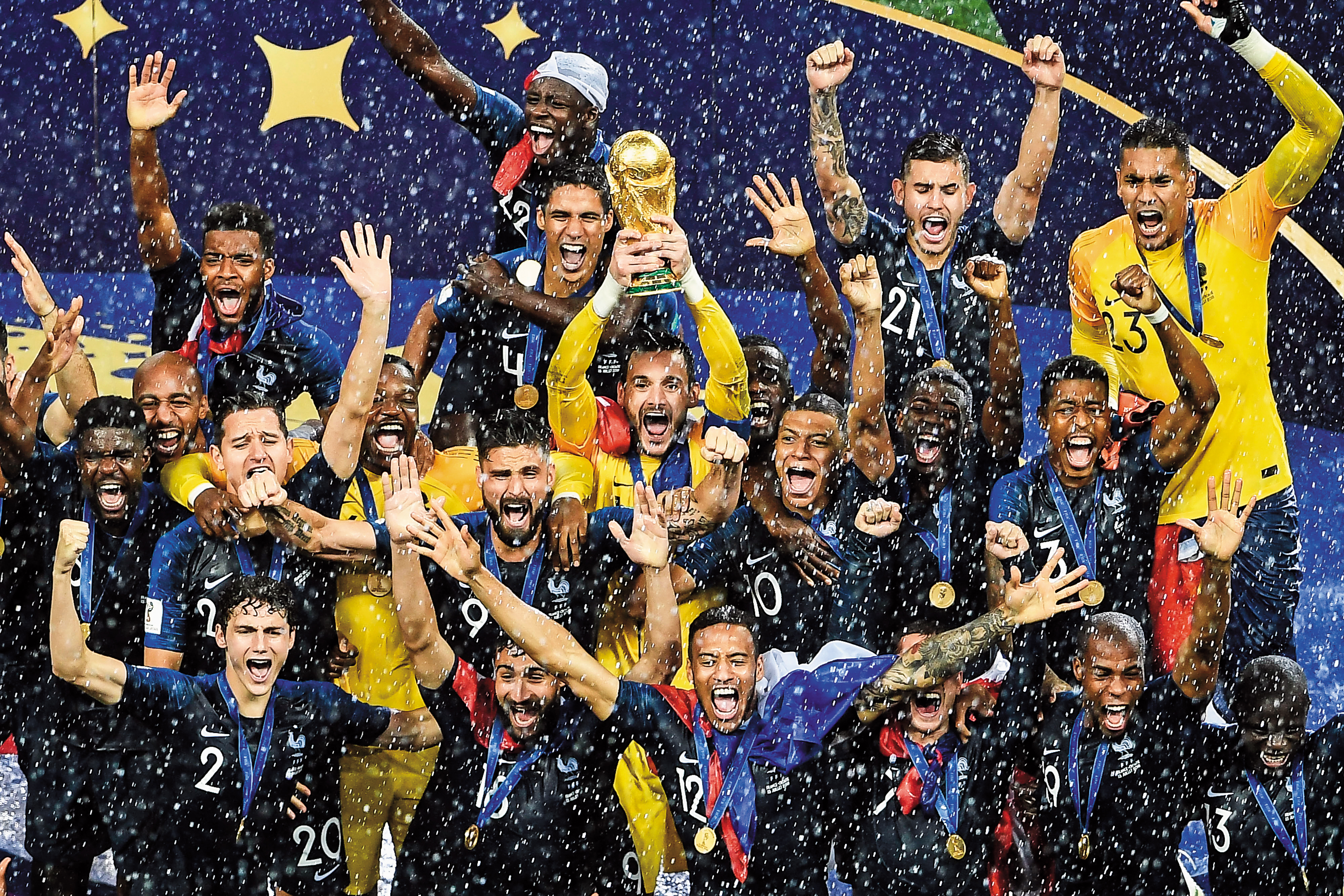 睽違20年，法國隊再度抱回雷米金盃，奪下2018世足賽冠軍，全隊狂喜。（東方IC）