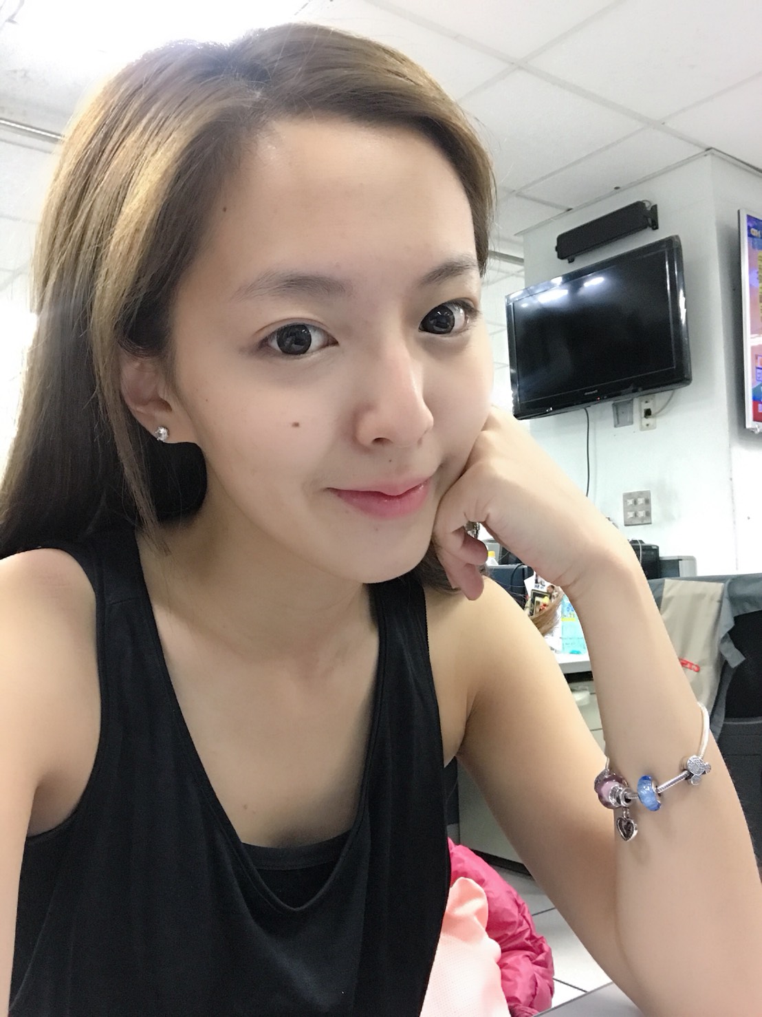 房業涵素顏看起來年紀較小。
