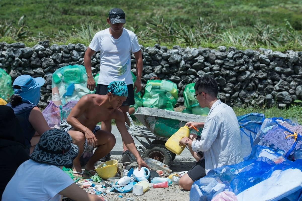 關心蘭嶼的青年們自發性淨灘,撿拾因觀光人潮和海漂帶來的海灘垃圾。(翻攝自文人之島,環保之道粉絲專頁)