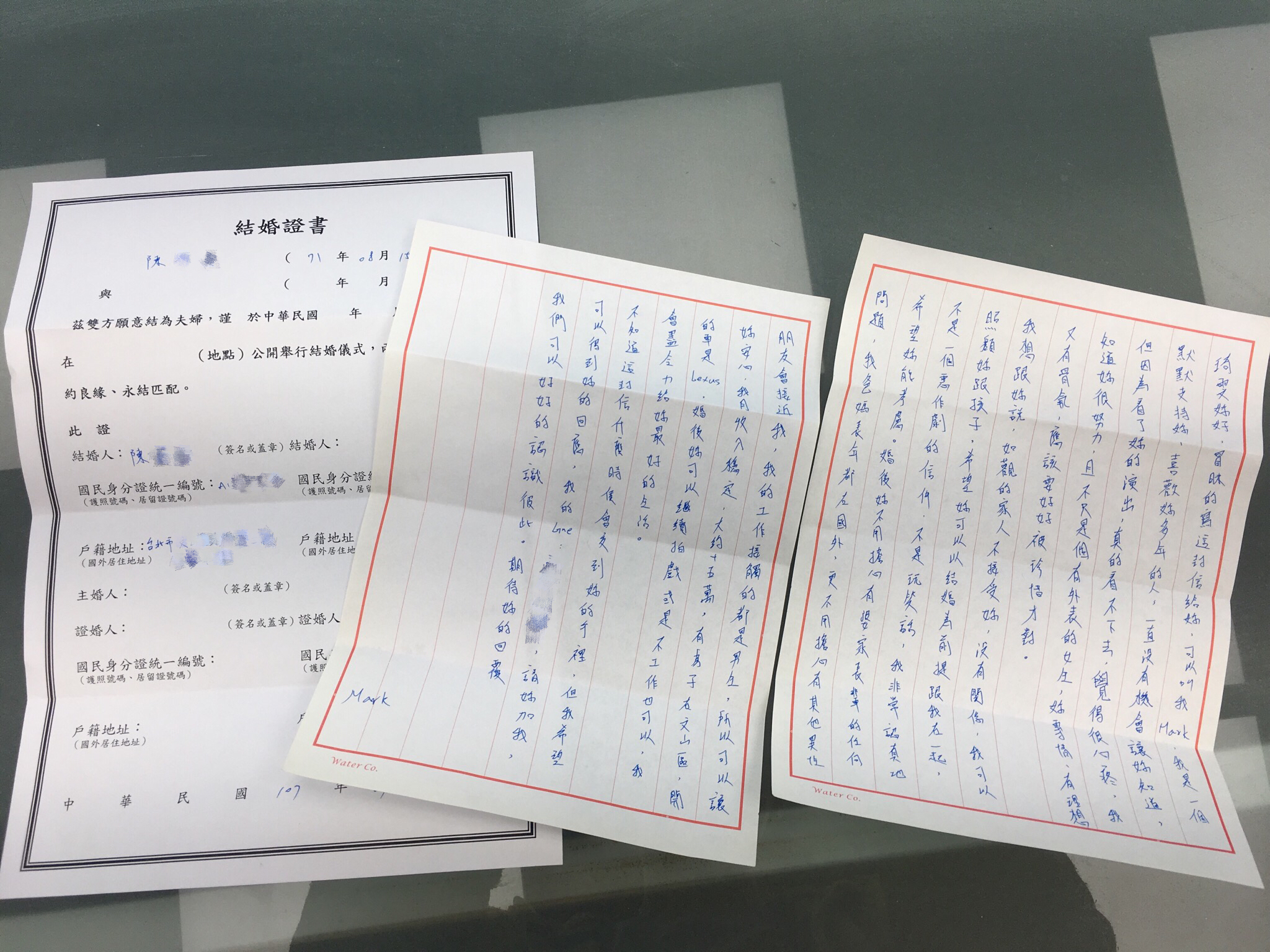 陳姓粉絲寄出結婚證書與情書，向邱琦雯示愛。（艾迪昇傳播提供）