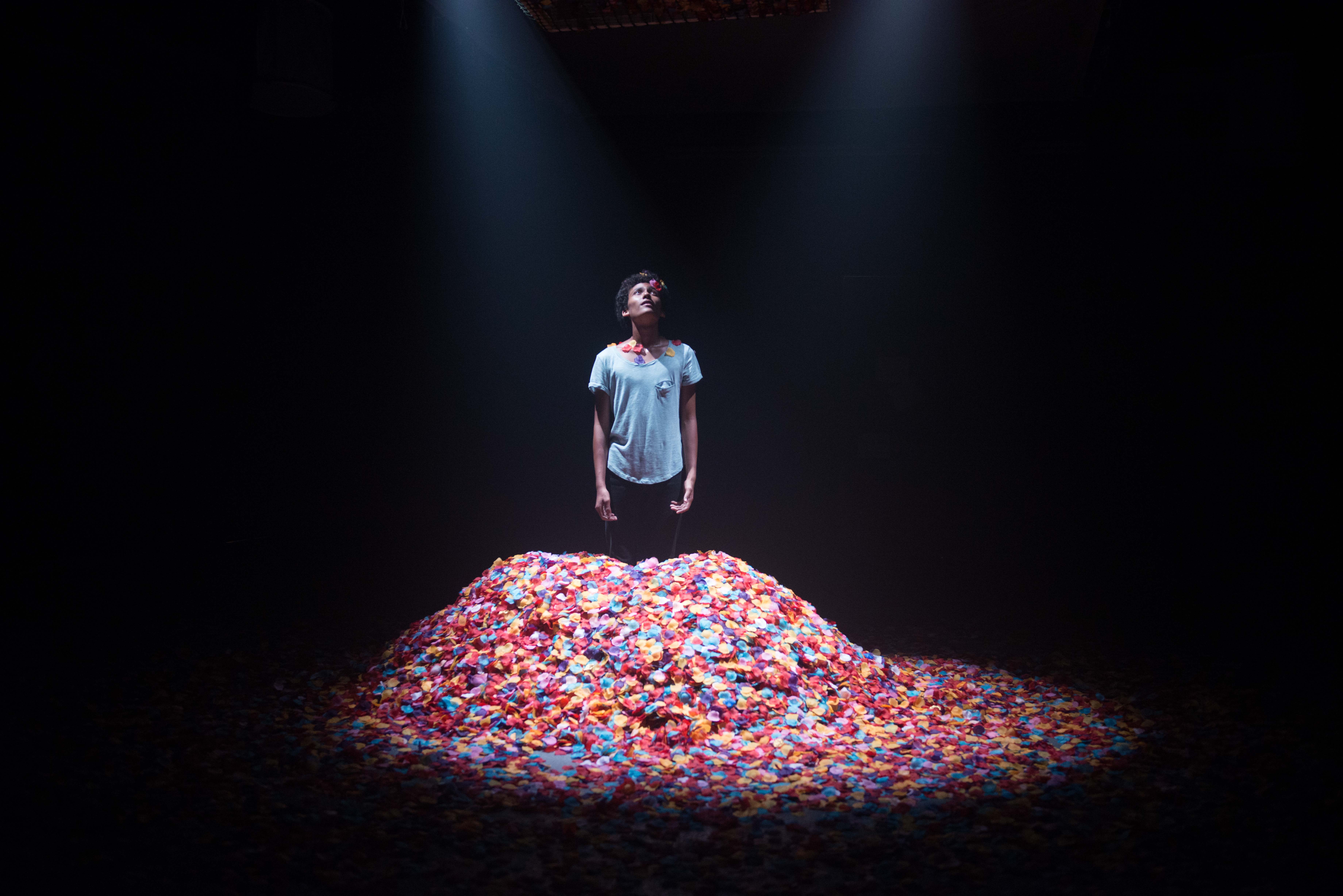 《男孩愛最大》描述一名14歲的男孩夏隆,在父親喪禮結束後,陷入了自我認同的矛盾。(威視提供)