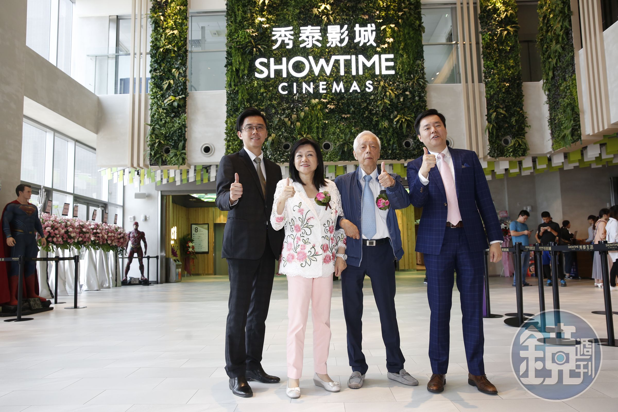 廖偉銘（右1）的父親廖治德（右2）白手起家，一家人感情緊密，家風簡樸。