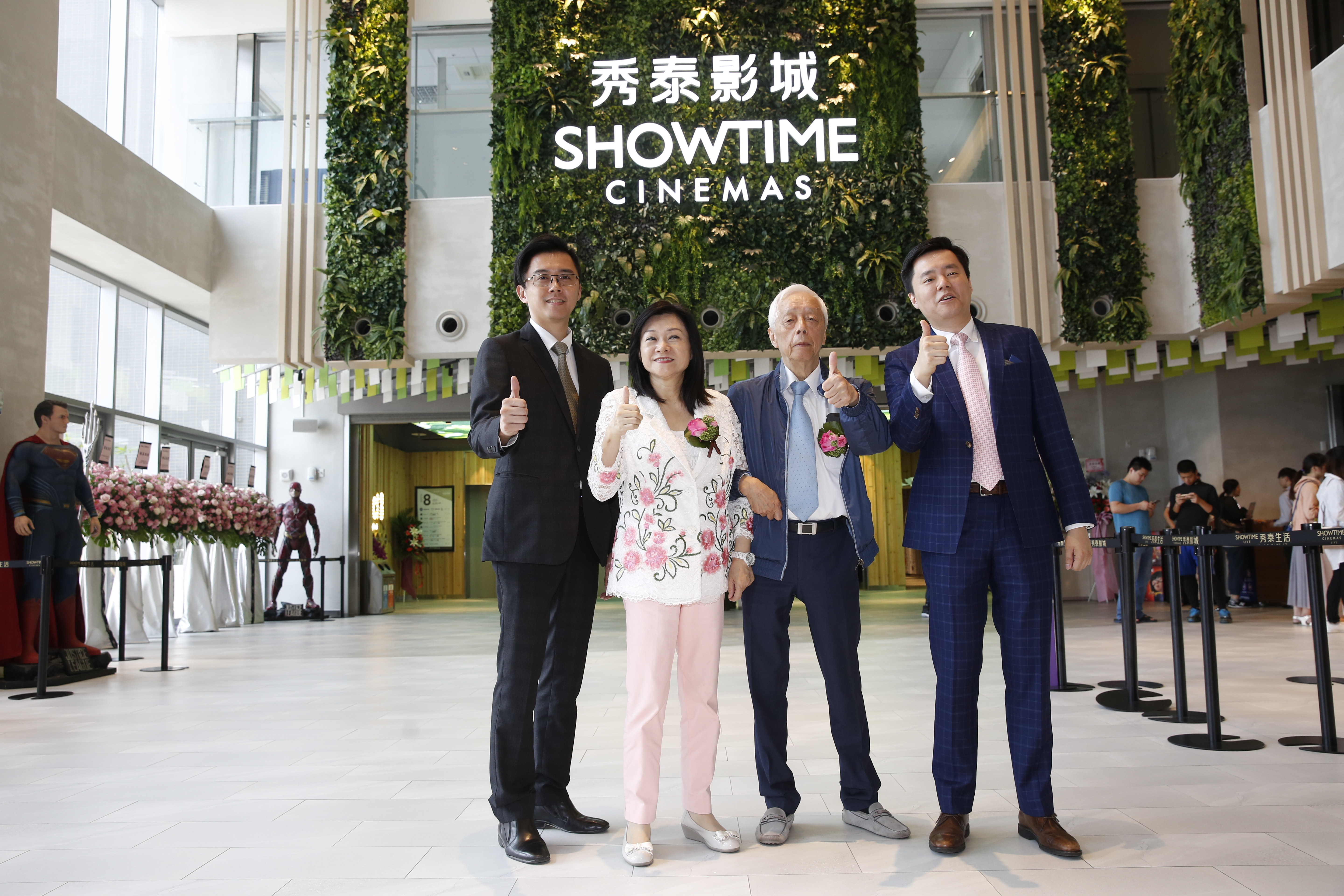 廖偉銘（右1）的父親廖治德（右2）白手起家，一家人感情緊密，家風簡樸。