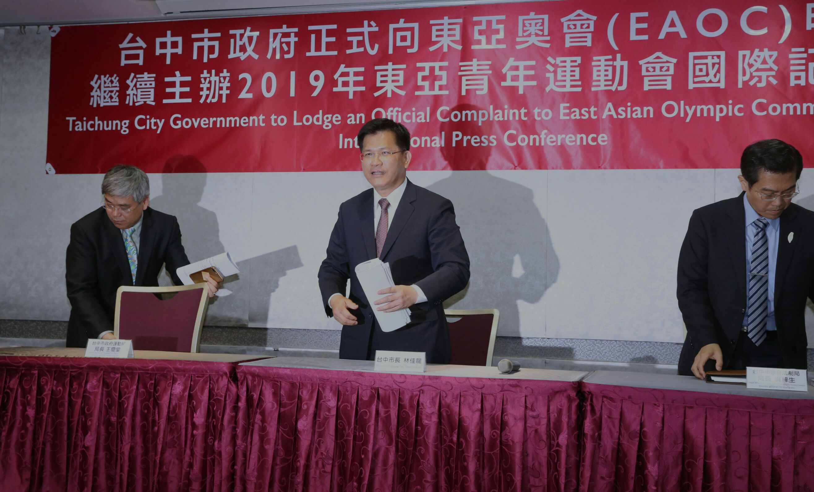 台中市長林佳龍（中）記者會中表態，若中國願意，他願去北京溝通。