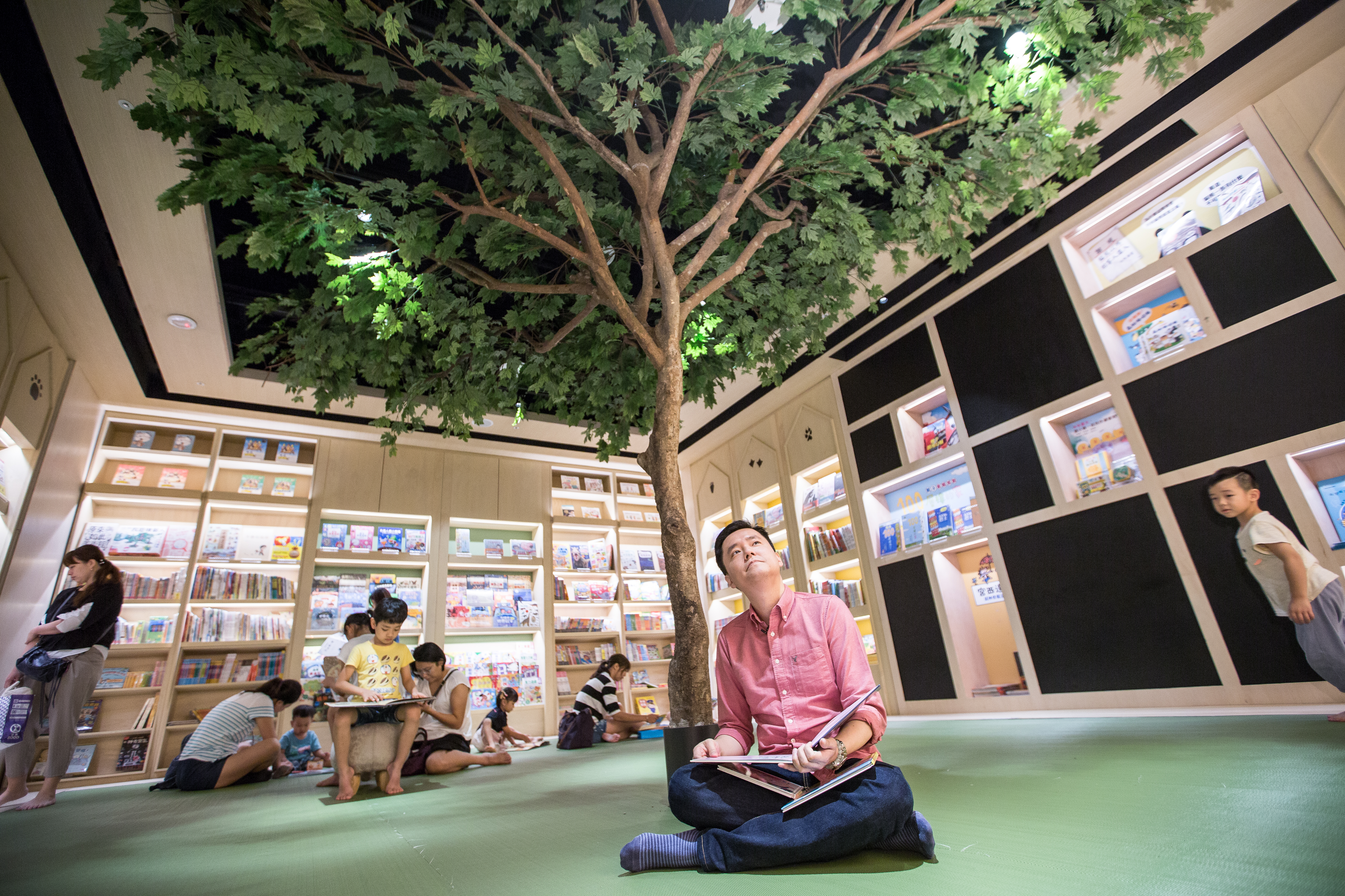 秀泰自創藝文品牌「小書房」是親子友善書店，是廖偉銘當爸後的發想。 