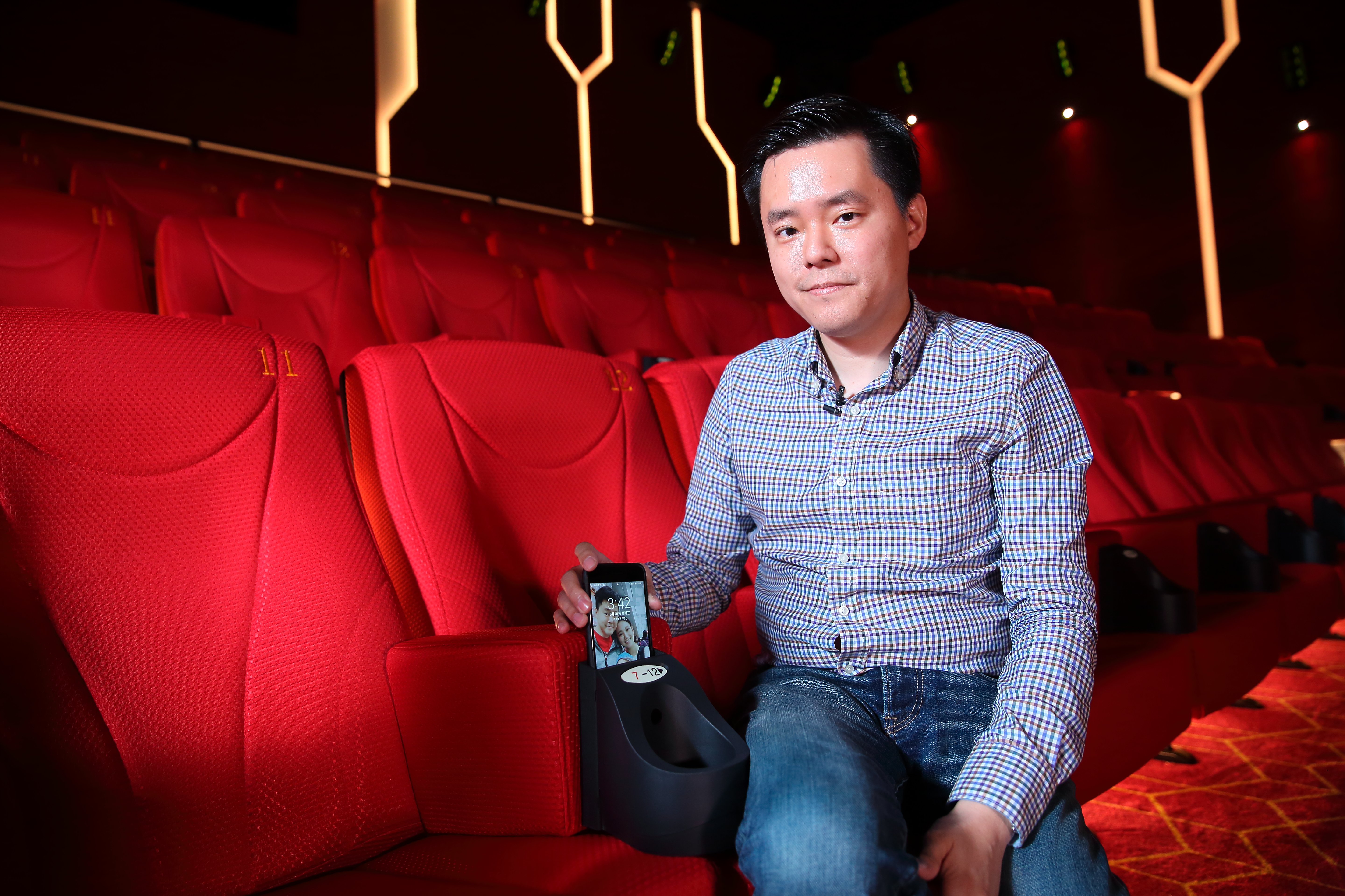 廖偉銘目標把自家影城打造成飛機上的豪華經濟艙，就連座椅都暗藏玄機。