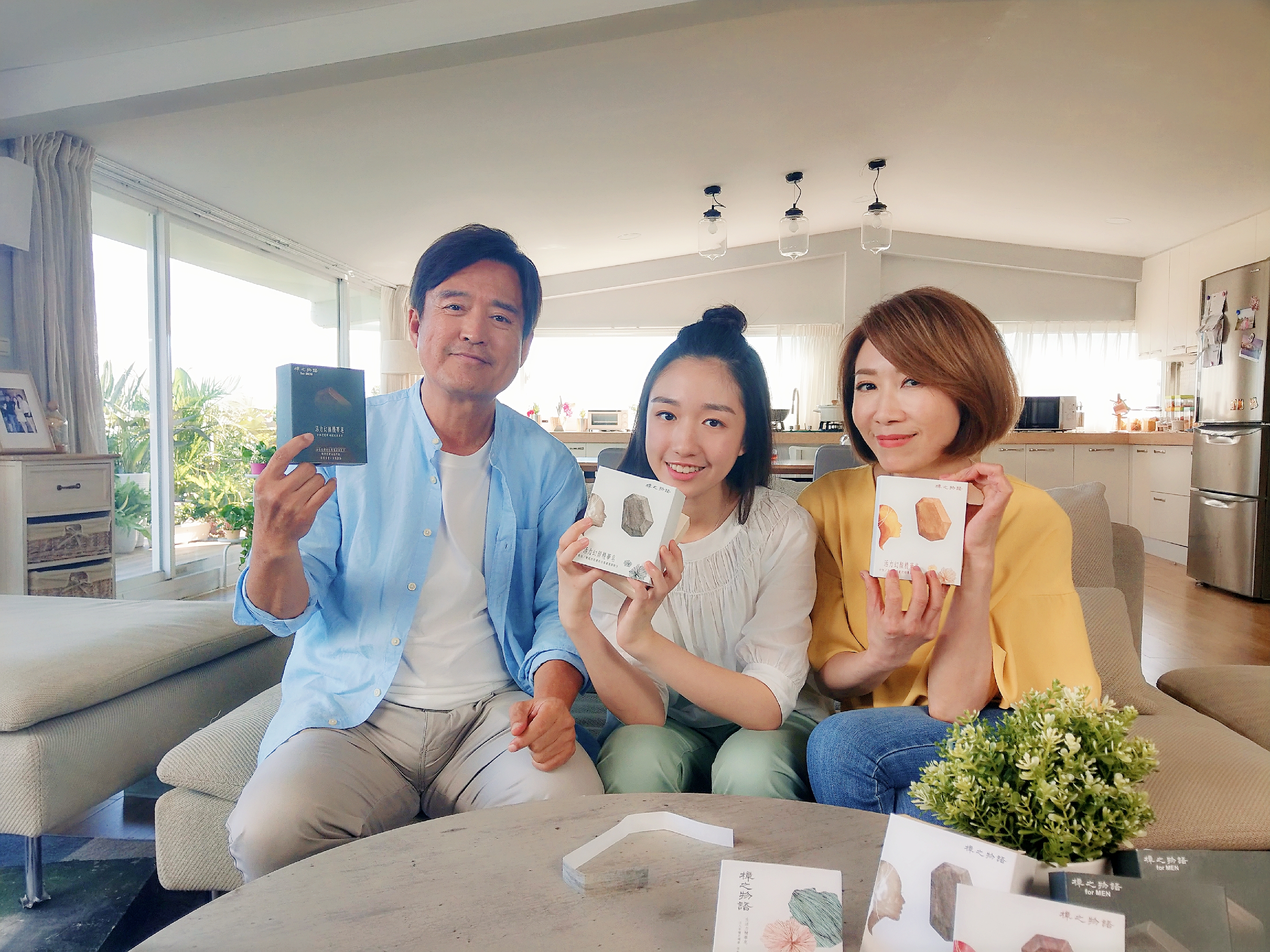 檢場、李翊君（右）與女兒香奈兒（中）全家人首度合體拍廣告。（艾迪昇提供）