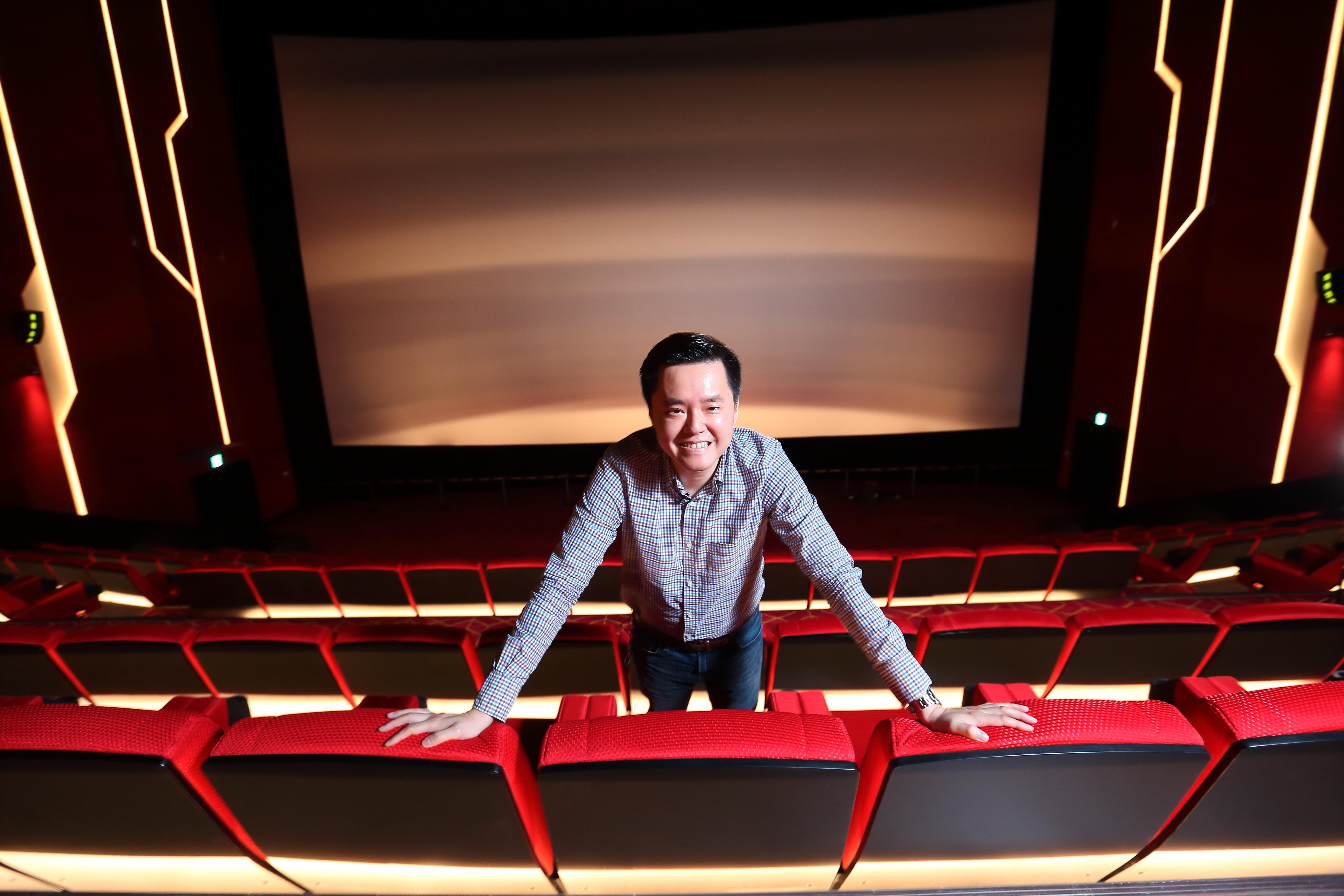 秀泰集團二代廖偉銘接班，帶領公司轉型，成為國內唯一有商場與影城複合經營的企業。