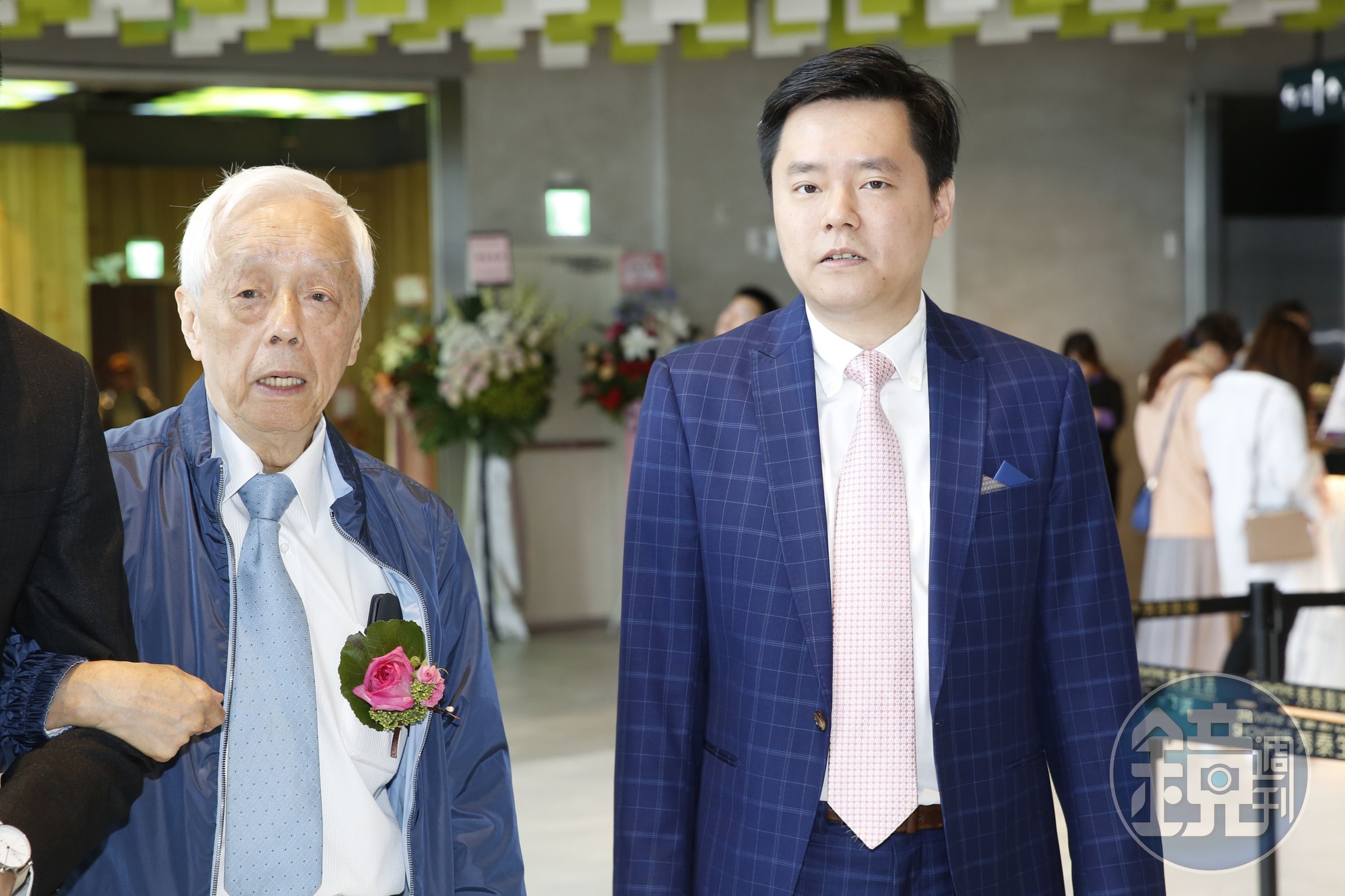 廖偉銘（右）性格直爽，雖然事業已有成績，但他笑稱父親廖治德（左）還是盯得緊。