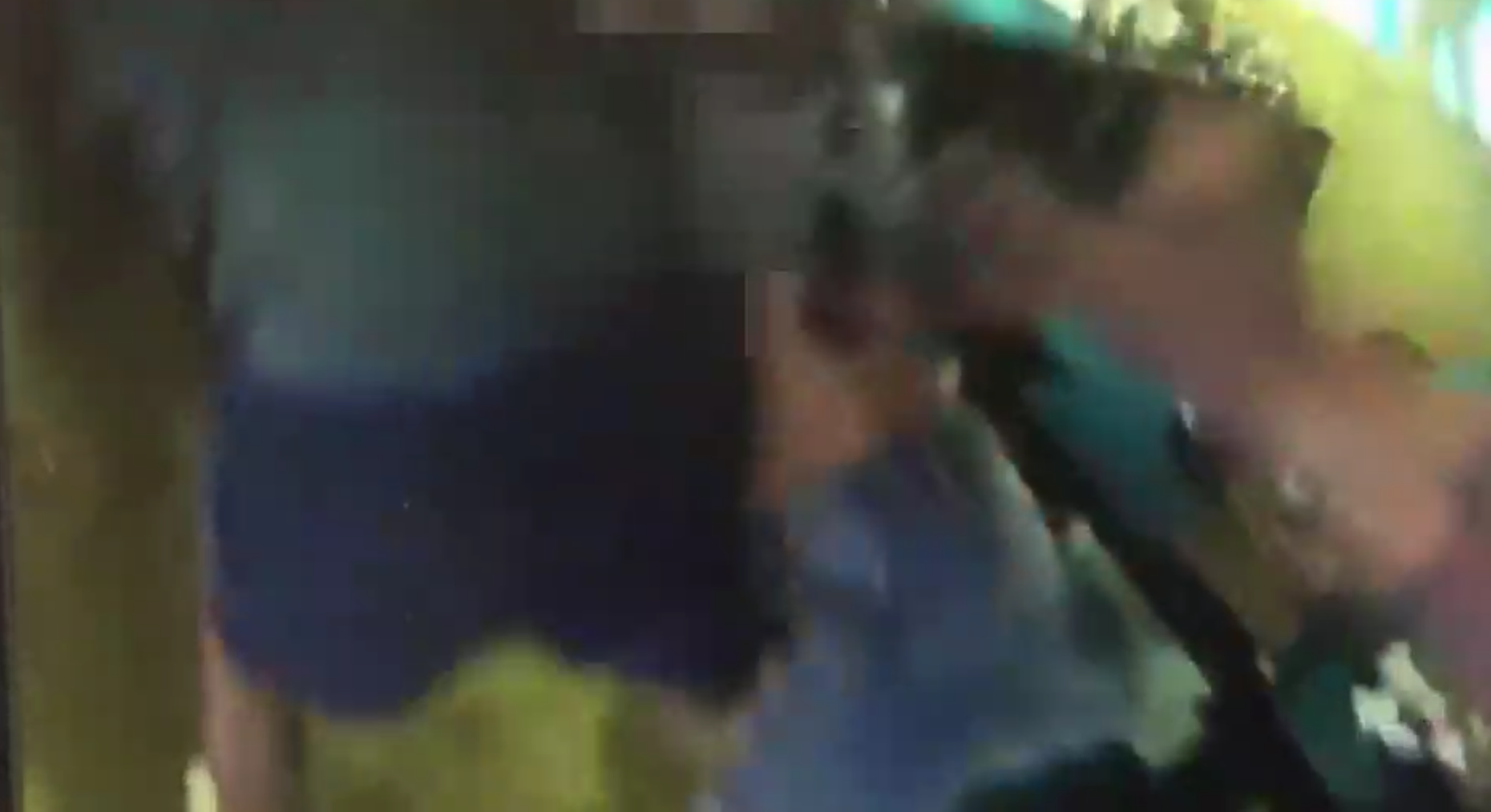 見警方到場的酒醉夫妻,胡鬧的妻子遭到丈夫以大外割摔倒在地。(警方提供)