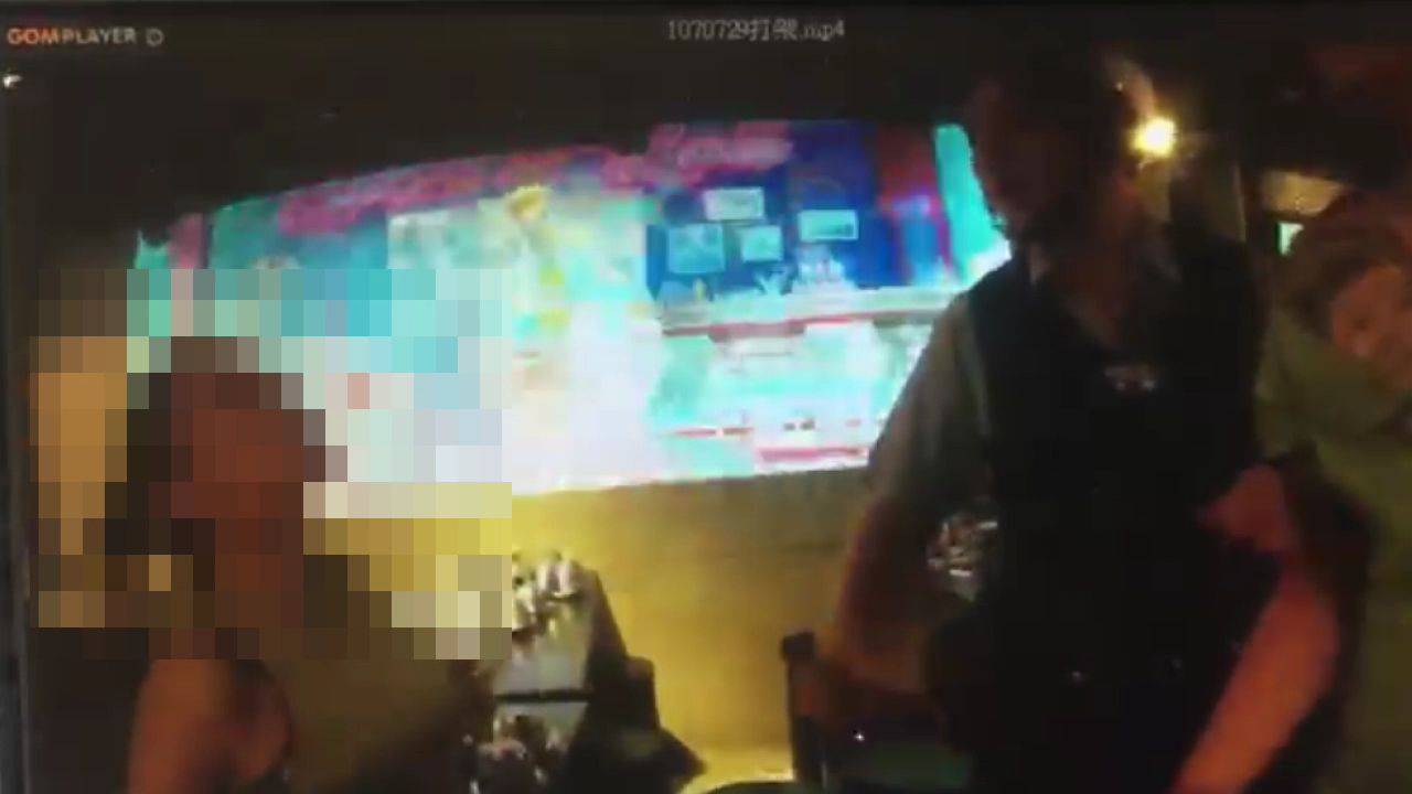 警方到場觸怒了酒醉中的妻子，拿起酒瓶摔了一地。（警方提供）