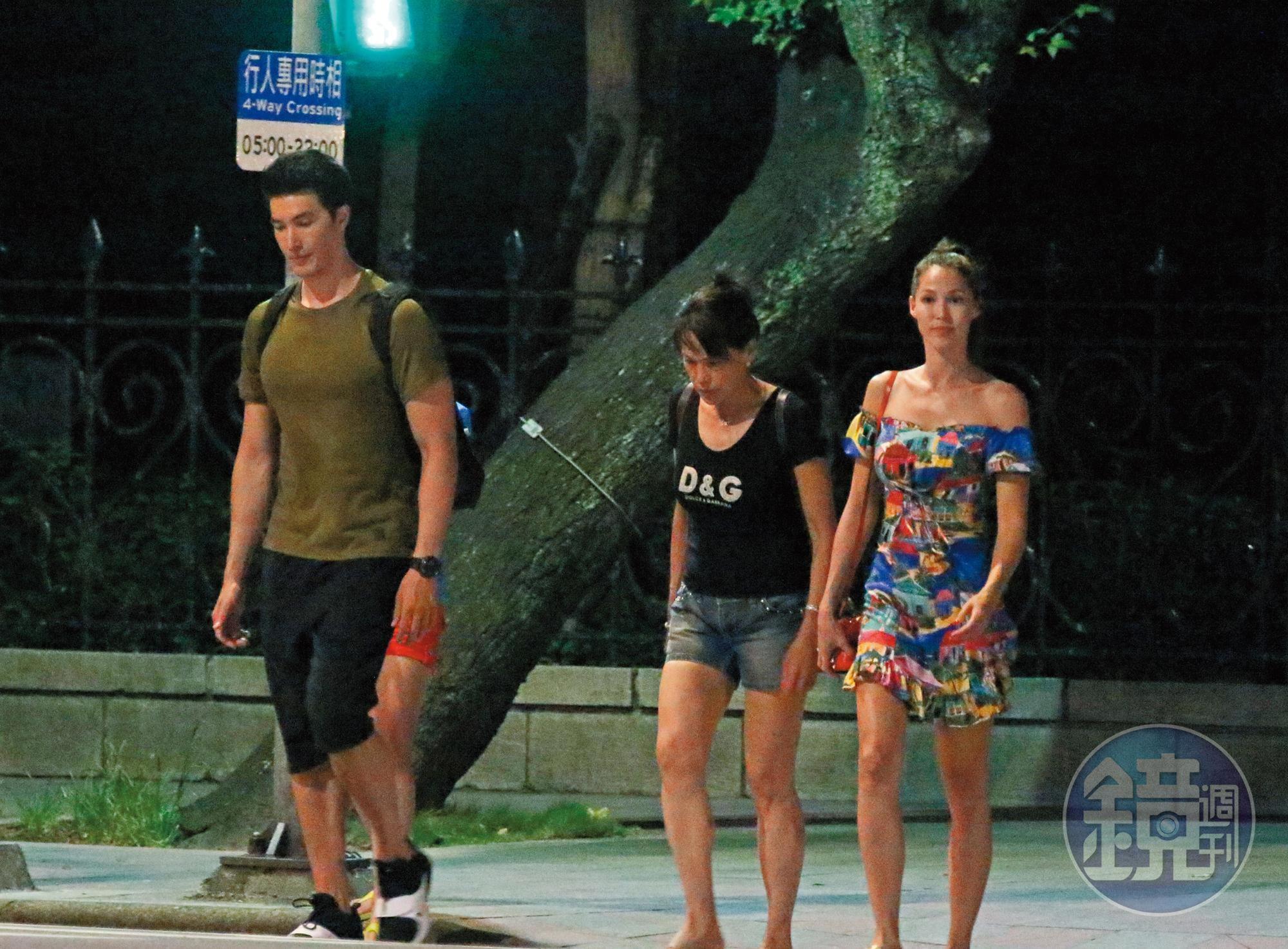 7/22 20:57 錦榮母子穿著輕便，之前常被拍到穿運動服出門的Akemi反而穿上大花洋裝陪同。