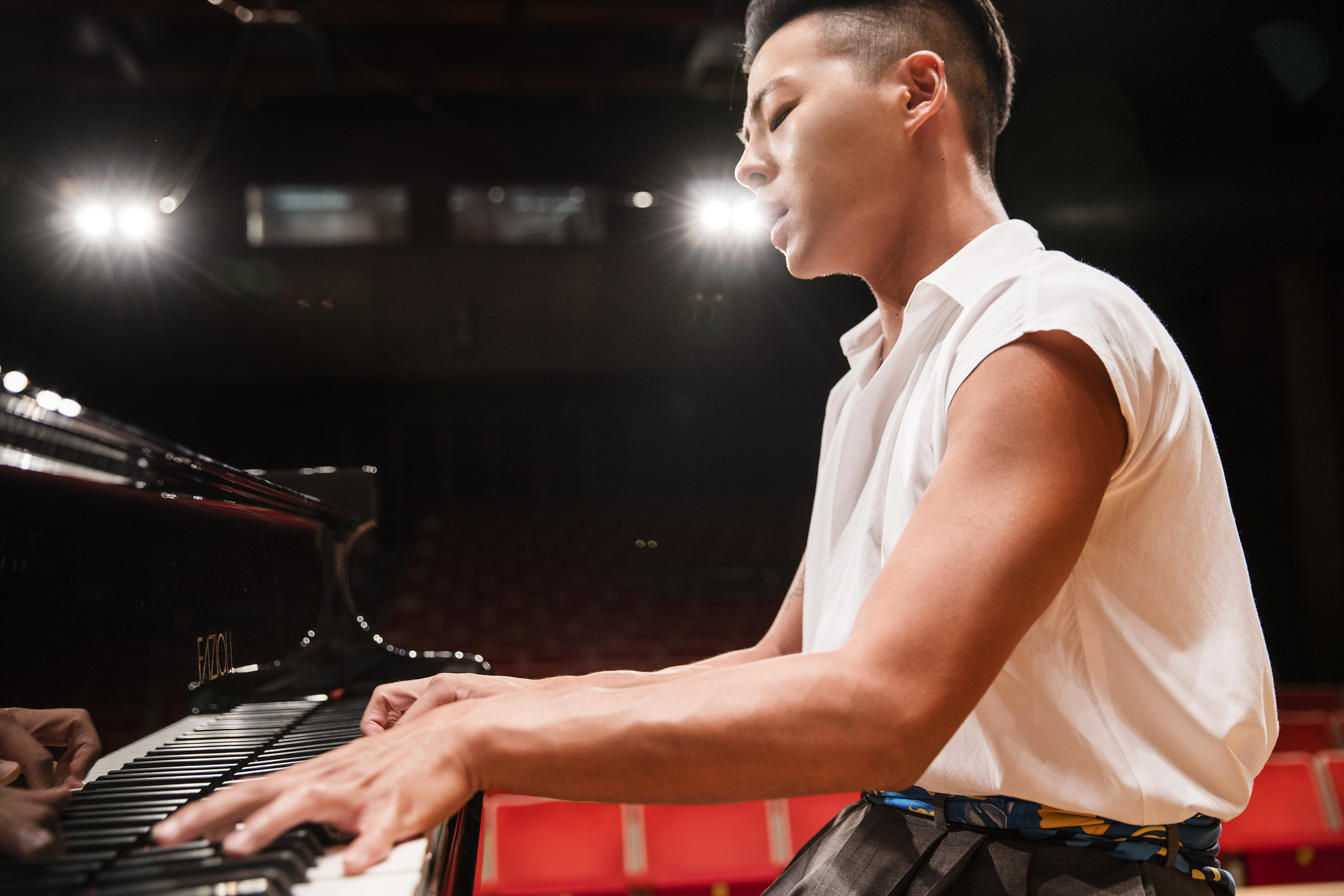 江天霖為了維持體力每天晨泳，把自己曬得很黑。