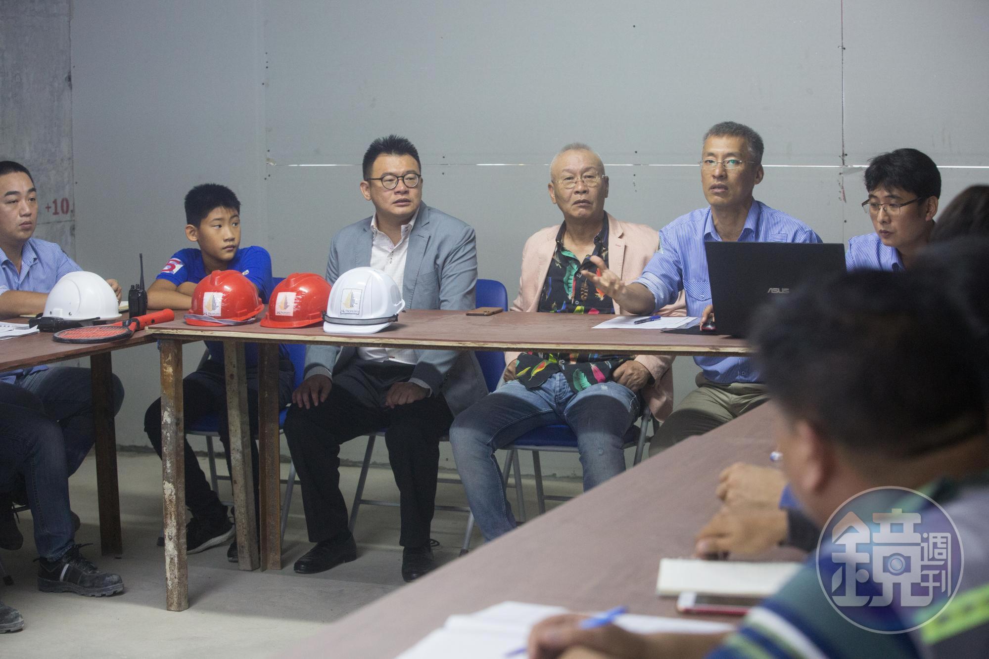吳景亮（右3）對佳奇海外第一宗建案Sky Tree的發展謹慎小心，不時與員工開會。