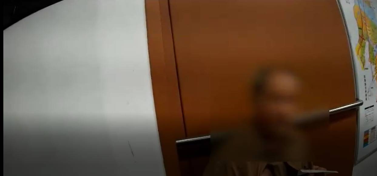 蔡姓司機不滿遭警員開單，怒罵警員「爛軟孩子」，遭警方移送法辦。（翻攝畫面）