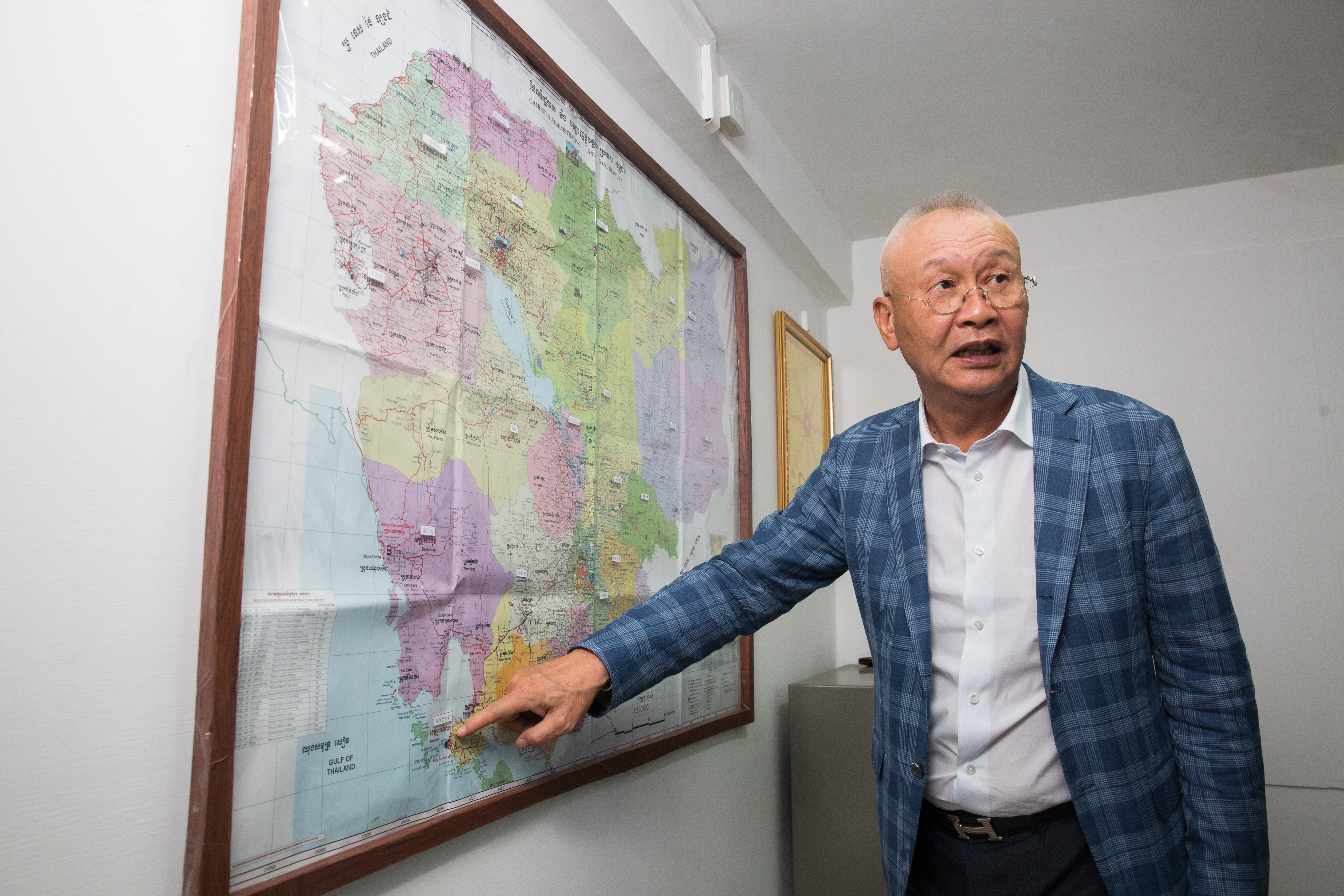 1996年，吳景亮前進柬埔寨設廠，沒想到第一週就碰上內戰。