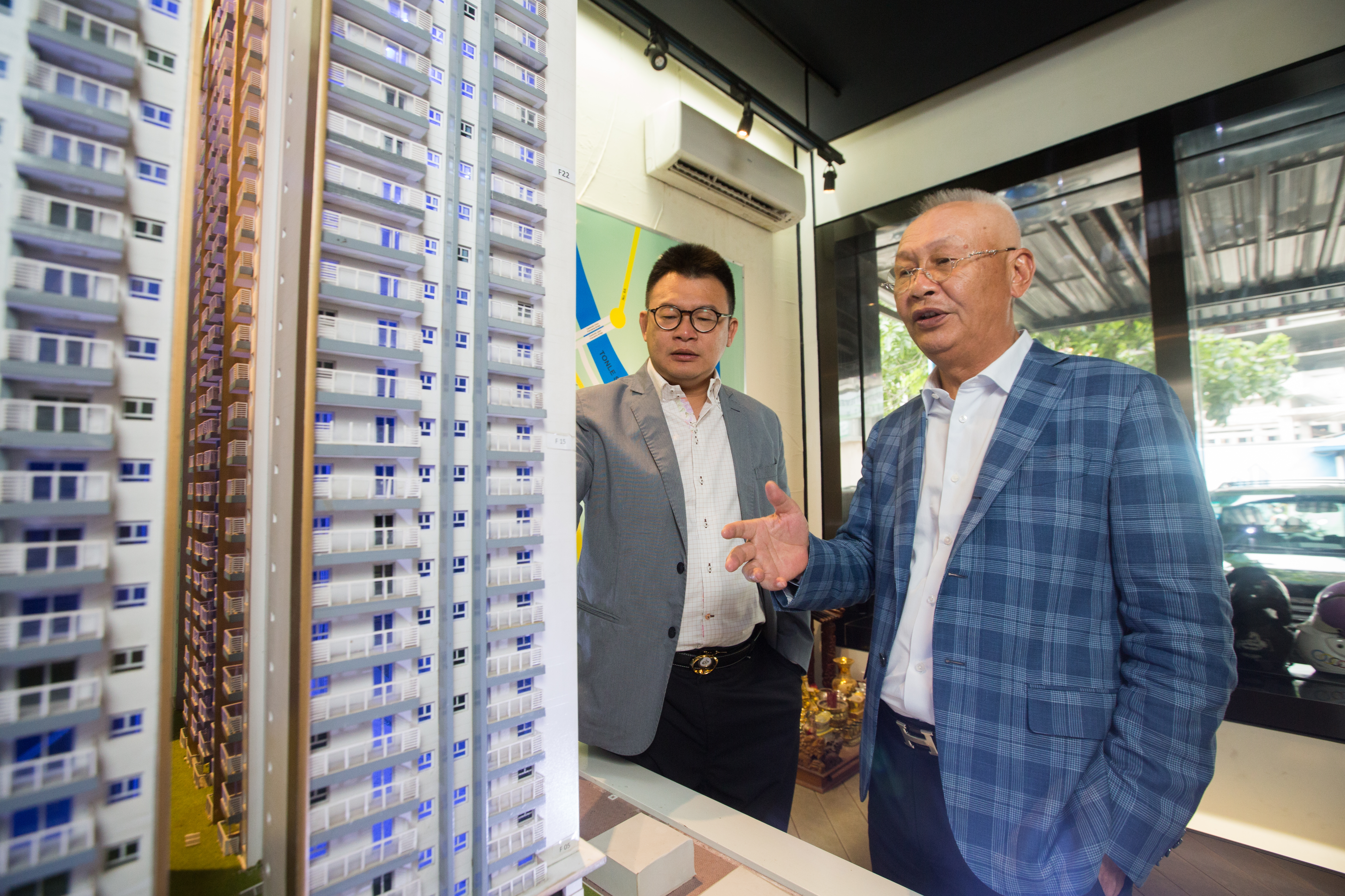 2003年，吳景亮（右）的長子吳臻育（左）也進入佳奇集團幫忙。