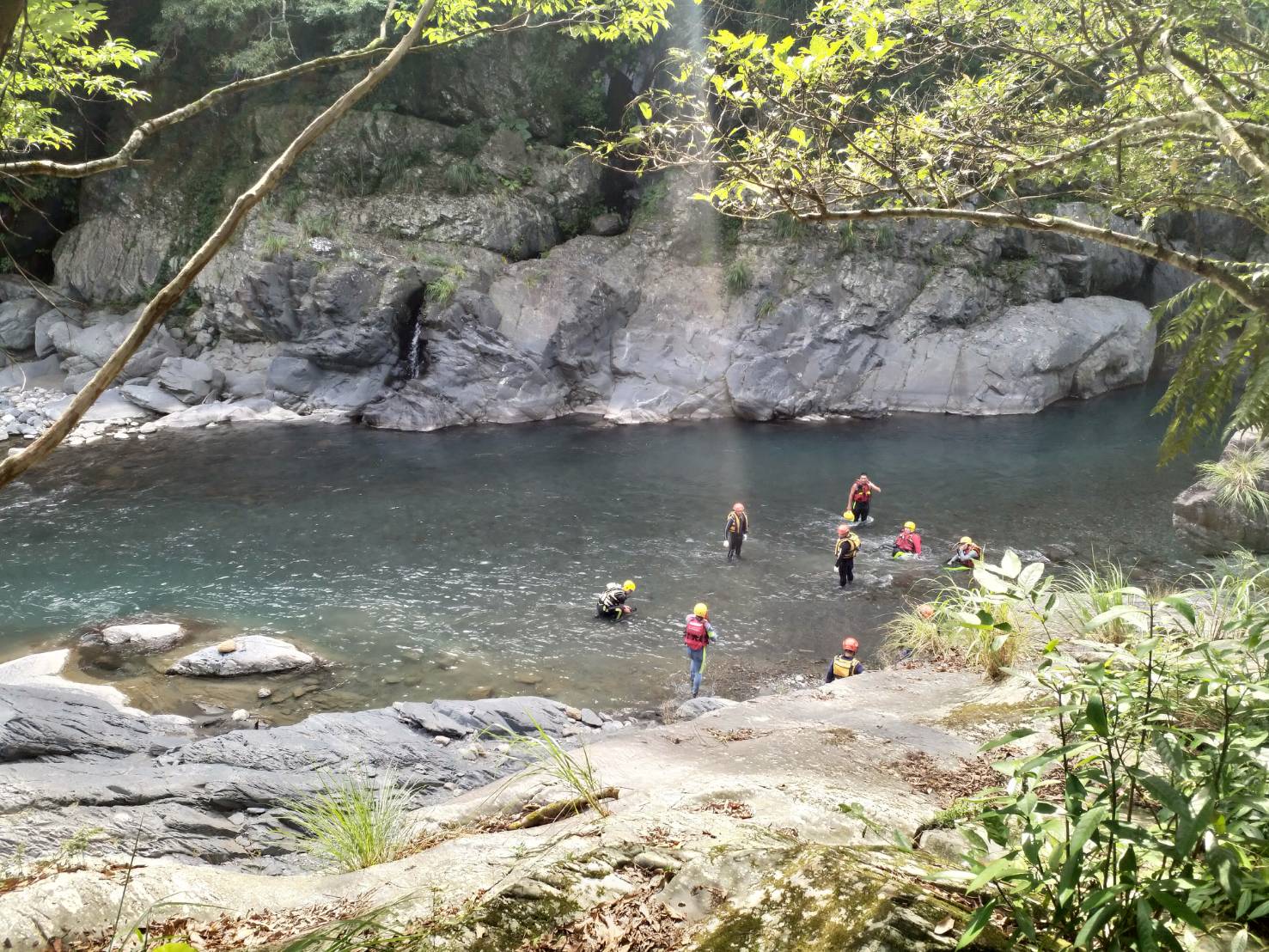 搜救人員案發水域進行搜索。（翻攝畫面）